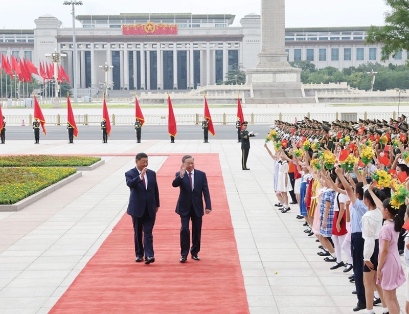 Tổng Bí thư, Chủ tịch nước Tô Lâm và Tổng Bí thư, Chủ tịch nước Trung Quốc Tập Cận Bình vẫy tay chào các cháu thiếu nhi. 