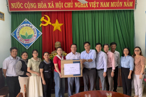 Nhiều phần quà cho học sinh ở xã Ba Cụm Nam