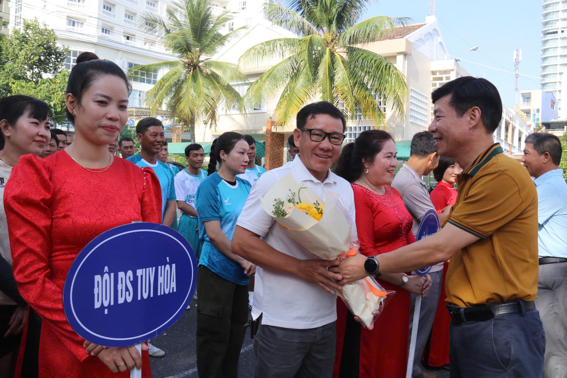 Lãnh đạo Công đoàn Ngành Đường sắt Việt Nam trao hoa chcus mừng các đoàn tham gia ngày hội