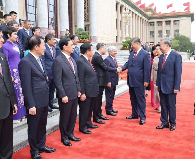 Tổng Bí thư, Chủ tịch nước Tô Lâm giới thiệu với Tổng Bí thư, Chủ tịch nước Trung Quốc Tập Cận Bình các thành viên đoàn đại biểu cấp cao Việt Nam.