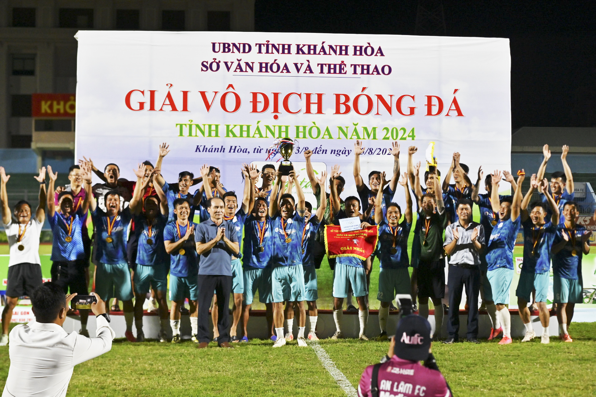 Đội bóng Thành Thành FC lên ngôi vô địch.