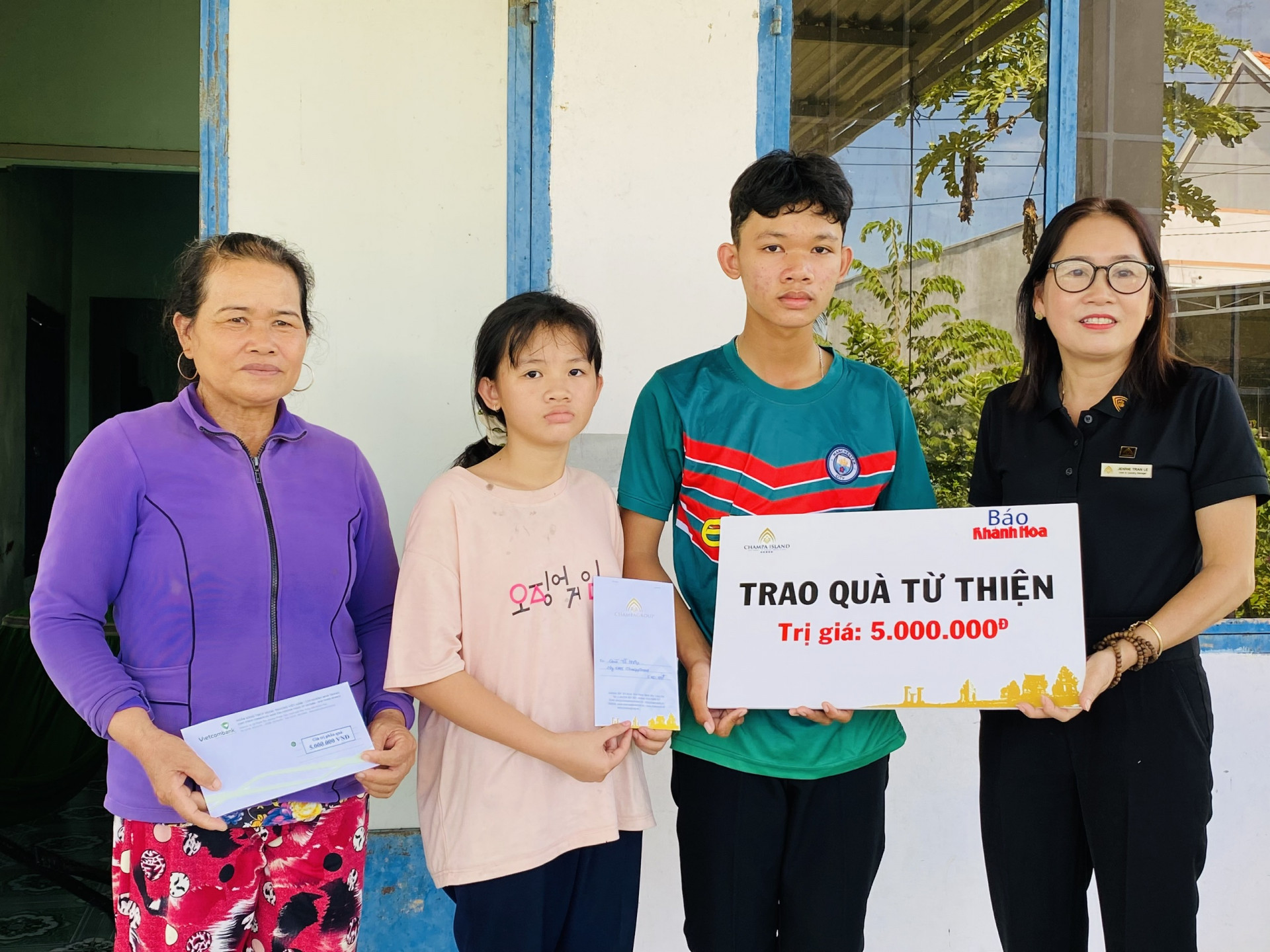 The representative of Champagroup Investment Joint Stock Company - Champa Island Nha Trang giving the donation to the siblings 

