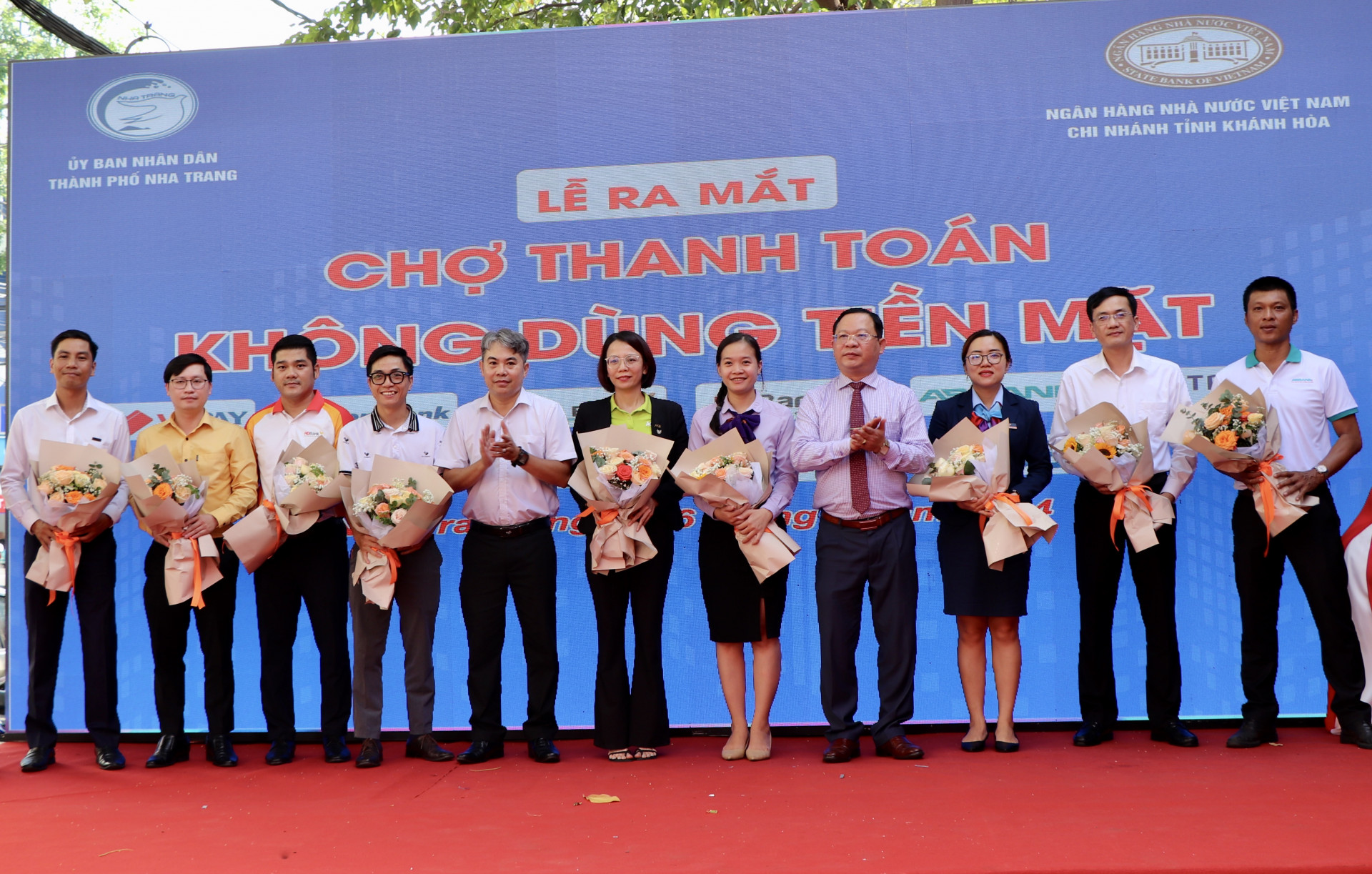 Lãnh đạo các đơn vị tặng hoa tri ân  ngân hàng thương mại tham gia triển khai Chợ thanh toán không dùng tiền mặt.