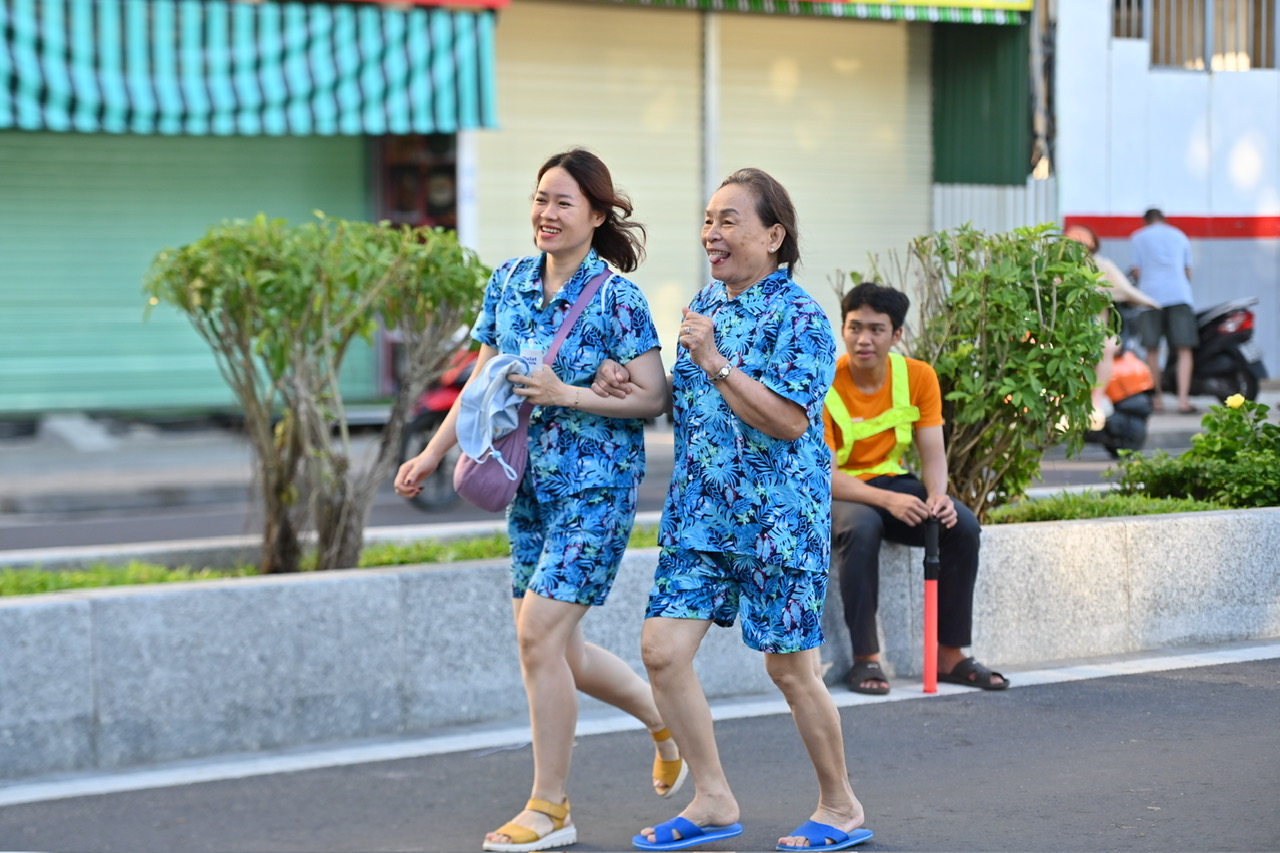 Mother and daughter enjoying running together

