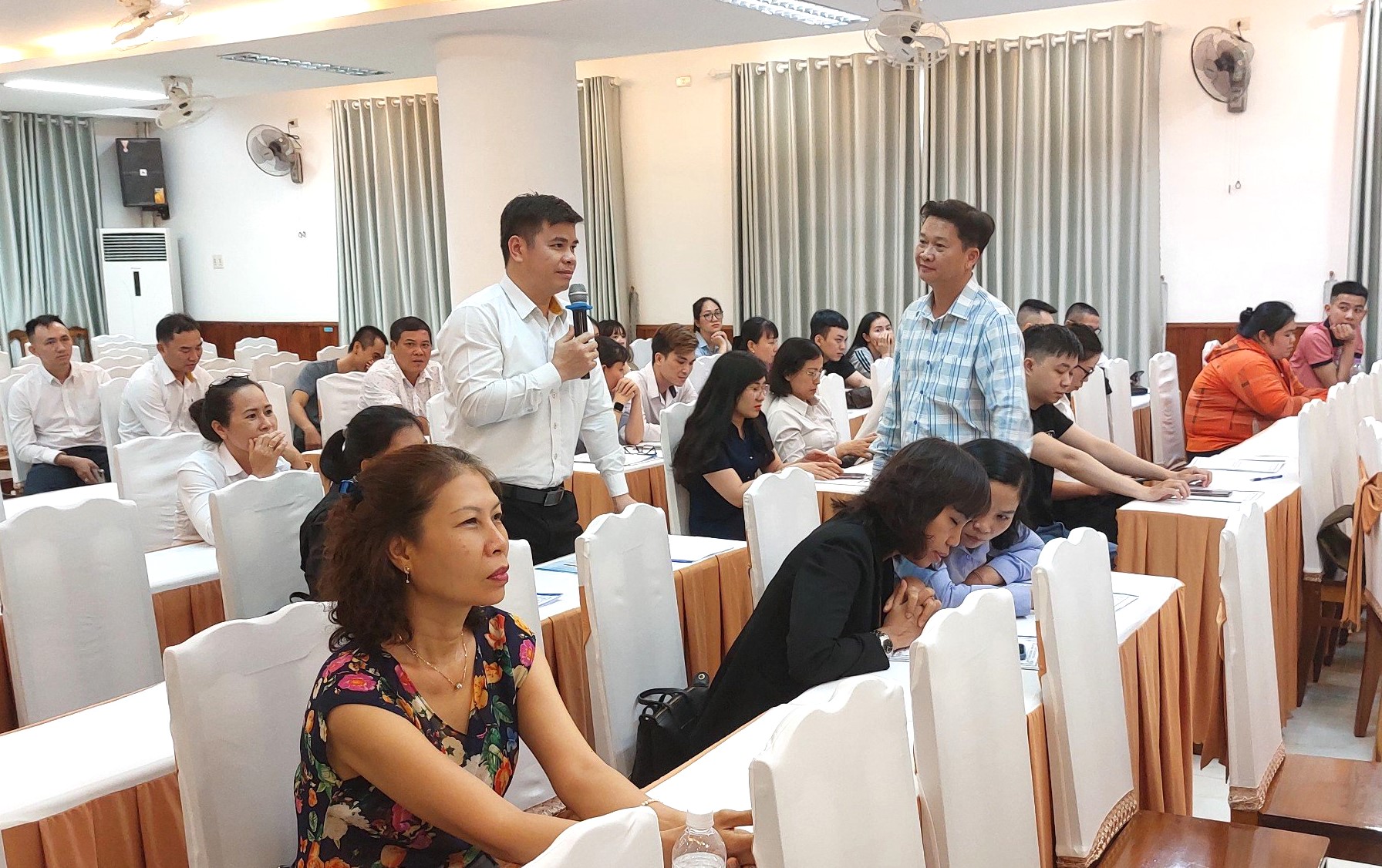 Cán bộ cơ sở trực tiếp trao đổi khó khăn, vướng mắc và được đại diện Sở Lao động - Thương binh và Xã hôi giải đáp, hướng dẫn.