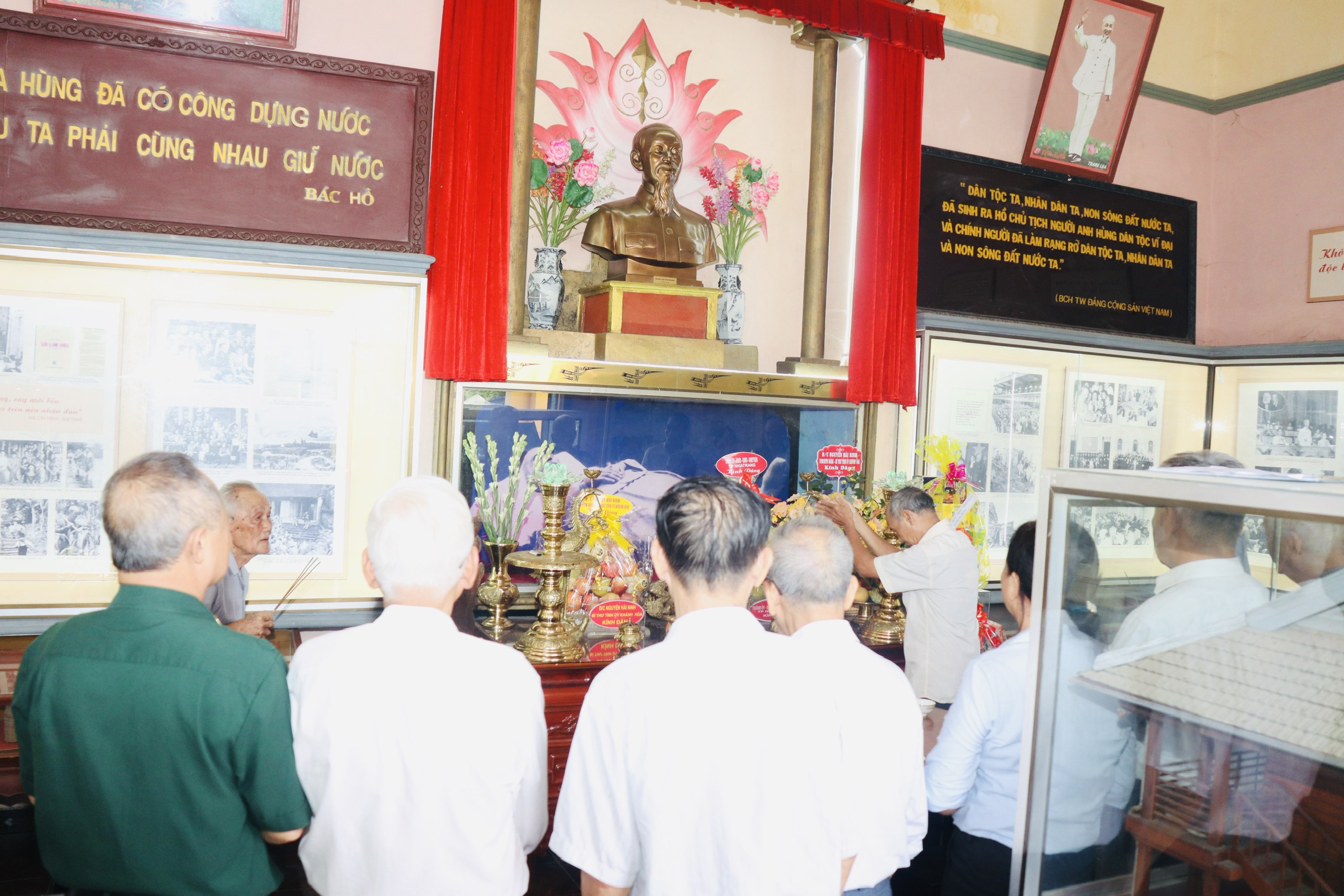 Đại biểu dâng hương tưởng nhớ công ơn Chủ tịch Hồ Chí Minh