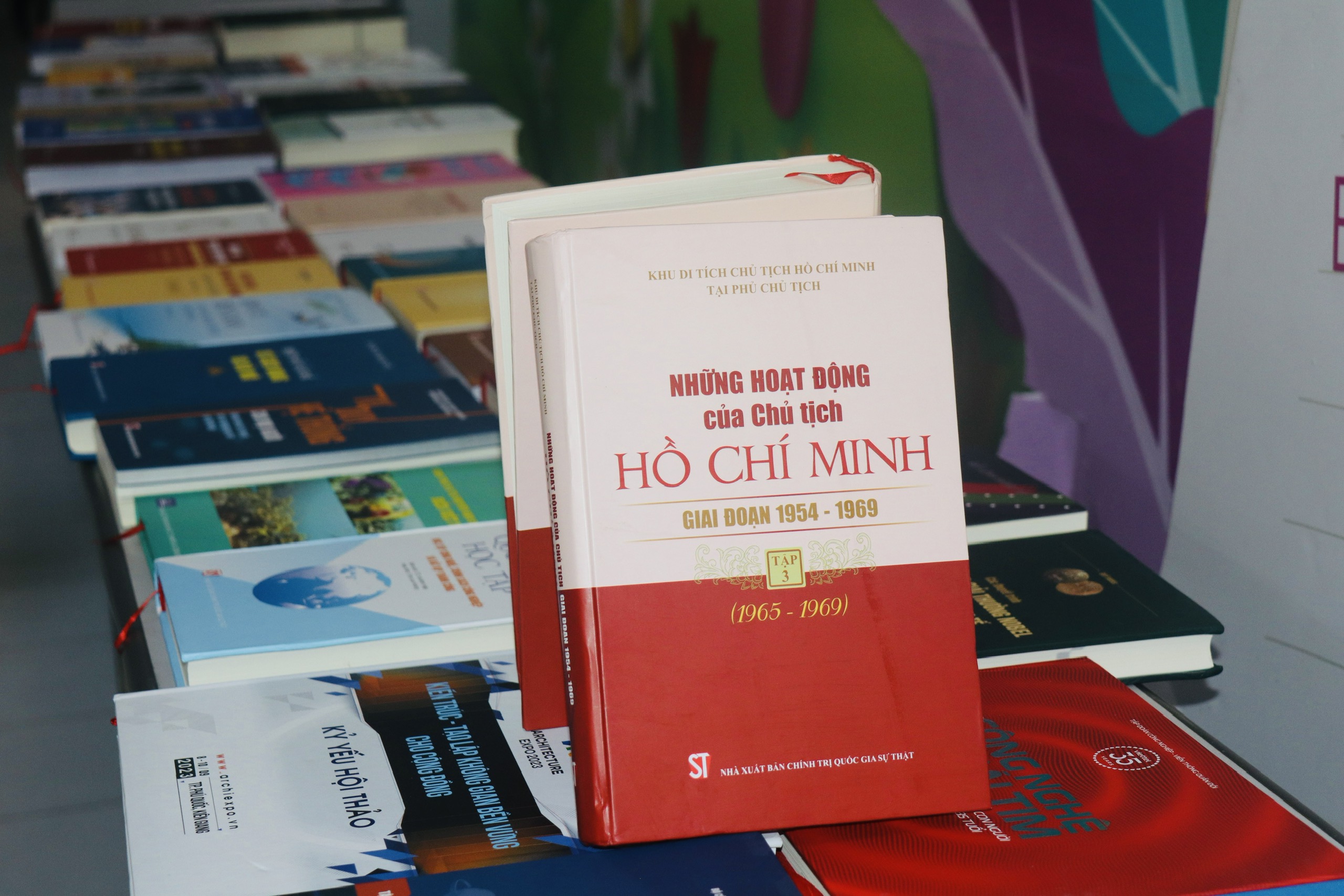 Một số sách Bí thư Tỉnh ủy Nguyễn Hải Ninh tặng Thư viện tỉnh Khánh Hòa