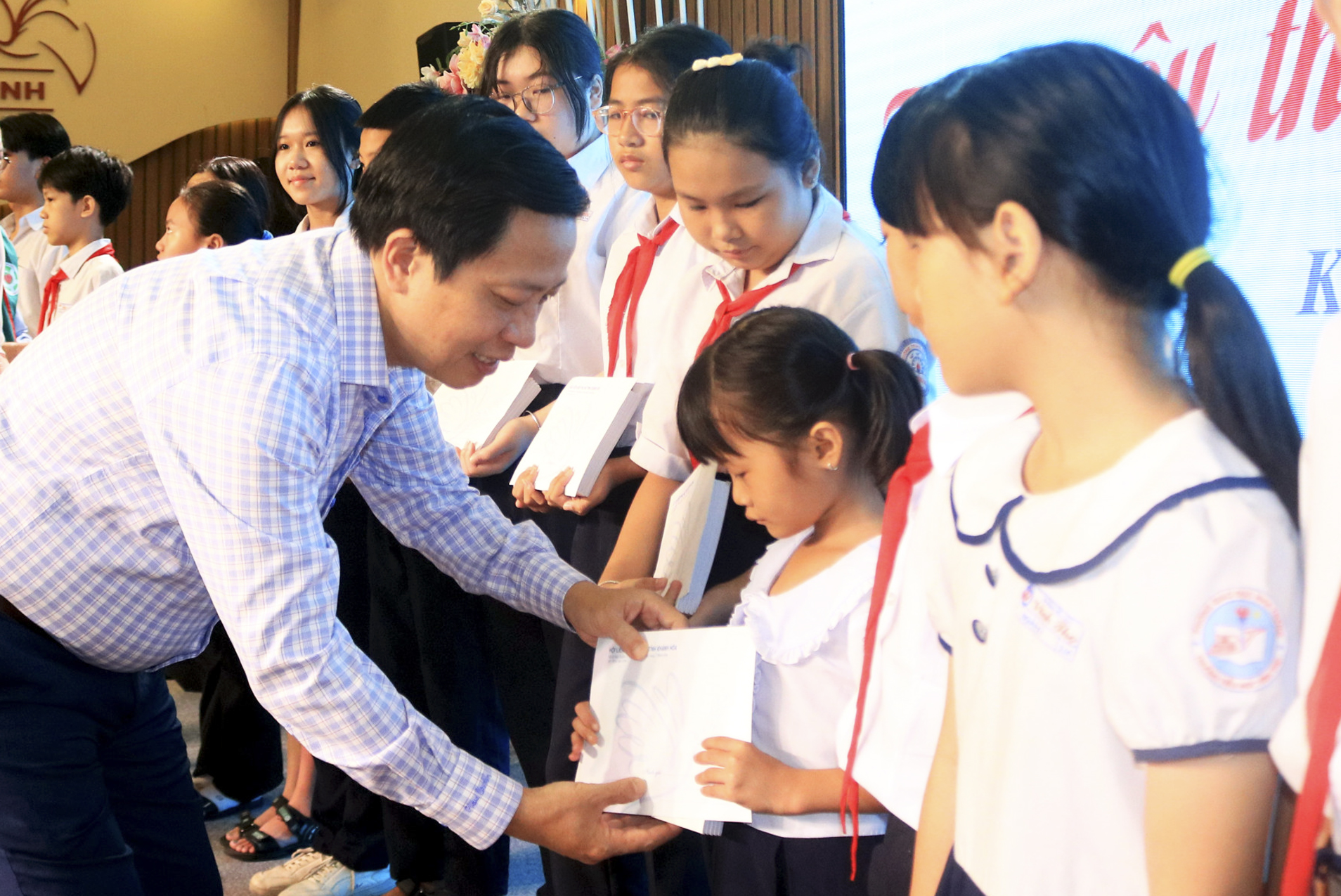 Tặng 200 suất học bổng cho trẻ em mồ côi trong chương trình “Mẹ đỡ đầu”