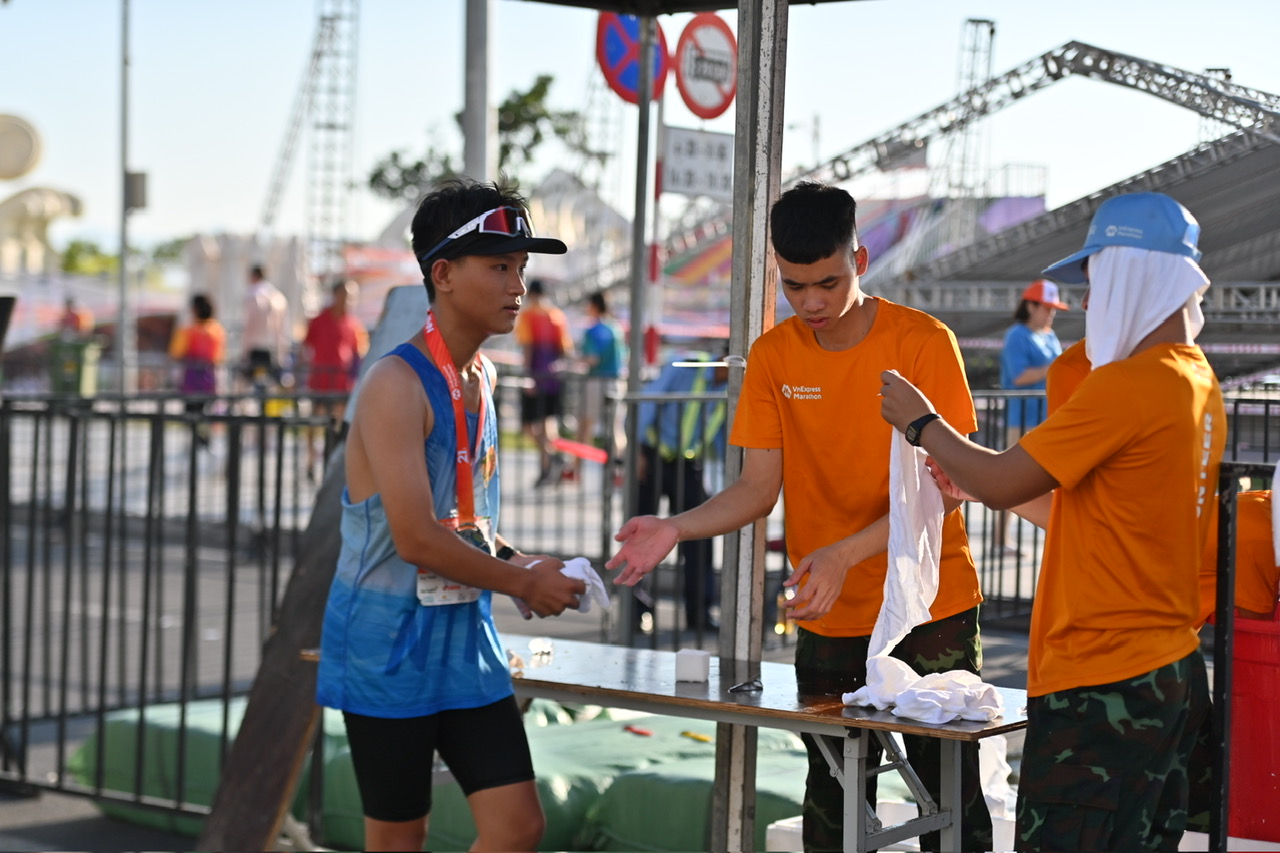 Providing cooling towel to the runner

