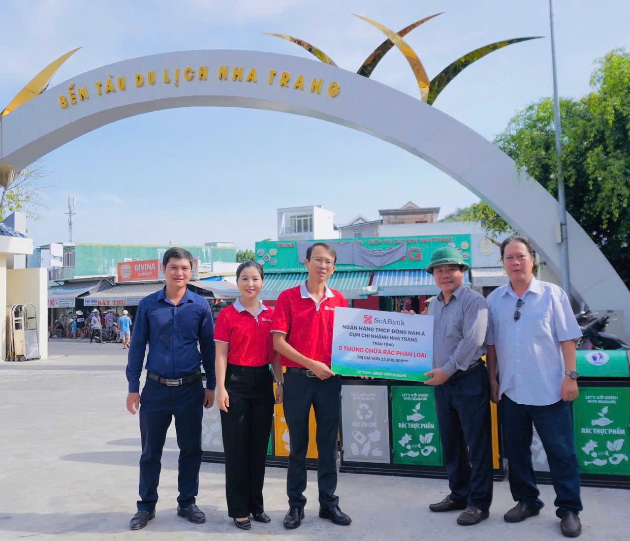 Ban Quản lý vịnh Nha Trang: Tiếp nhận 5 bộ thùng rác 3 ngăn phân loại rác thải tại nguồn