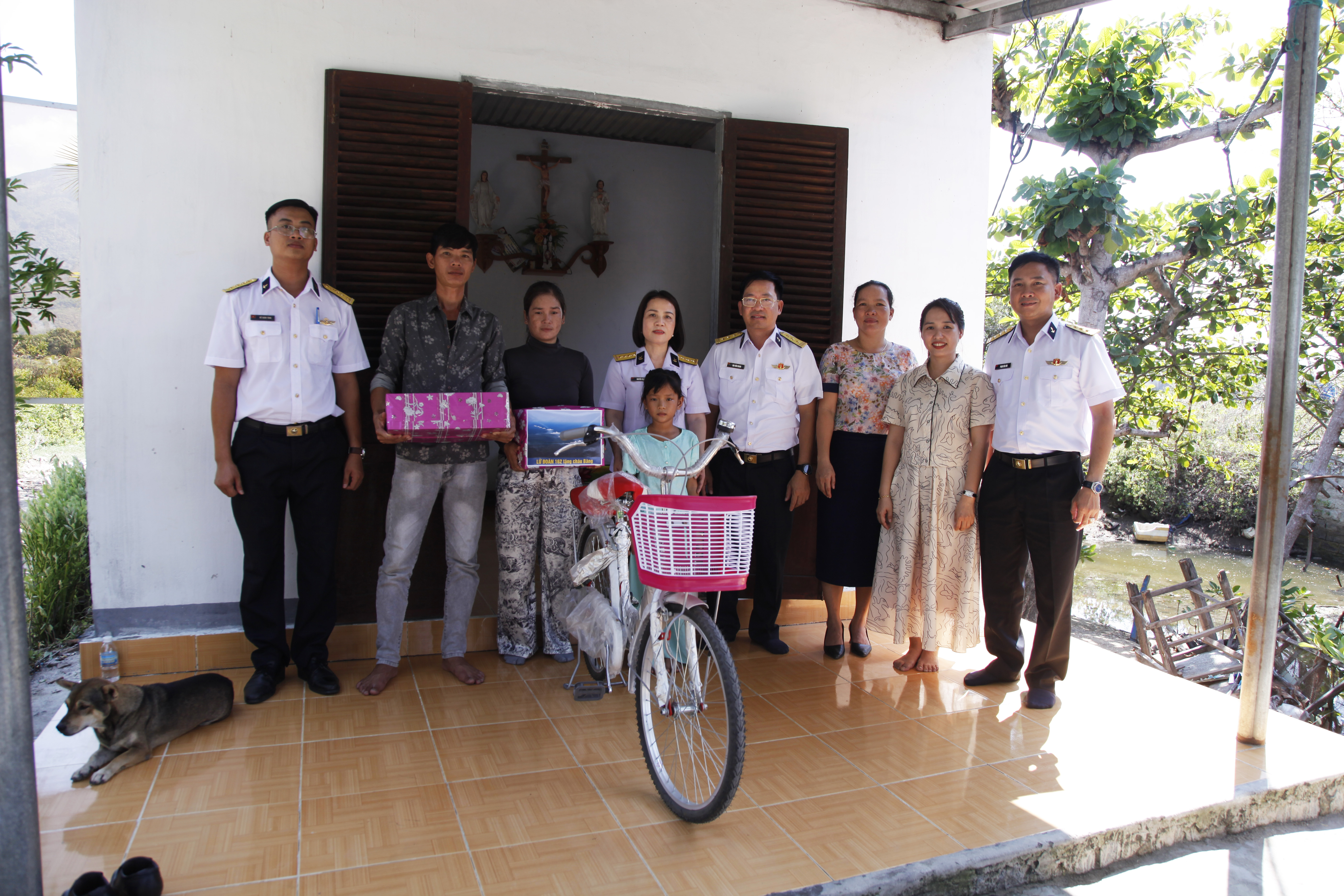 Lữ đoàn 162: Thăm, tặng quà con ngư dân được nhận đỡ đầu