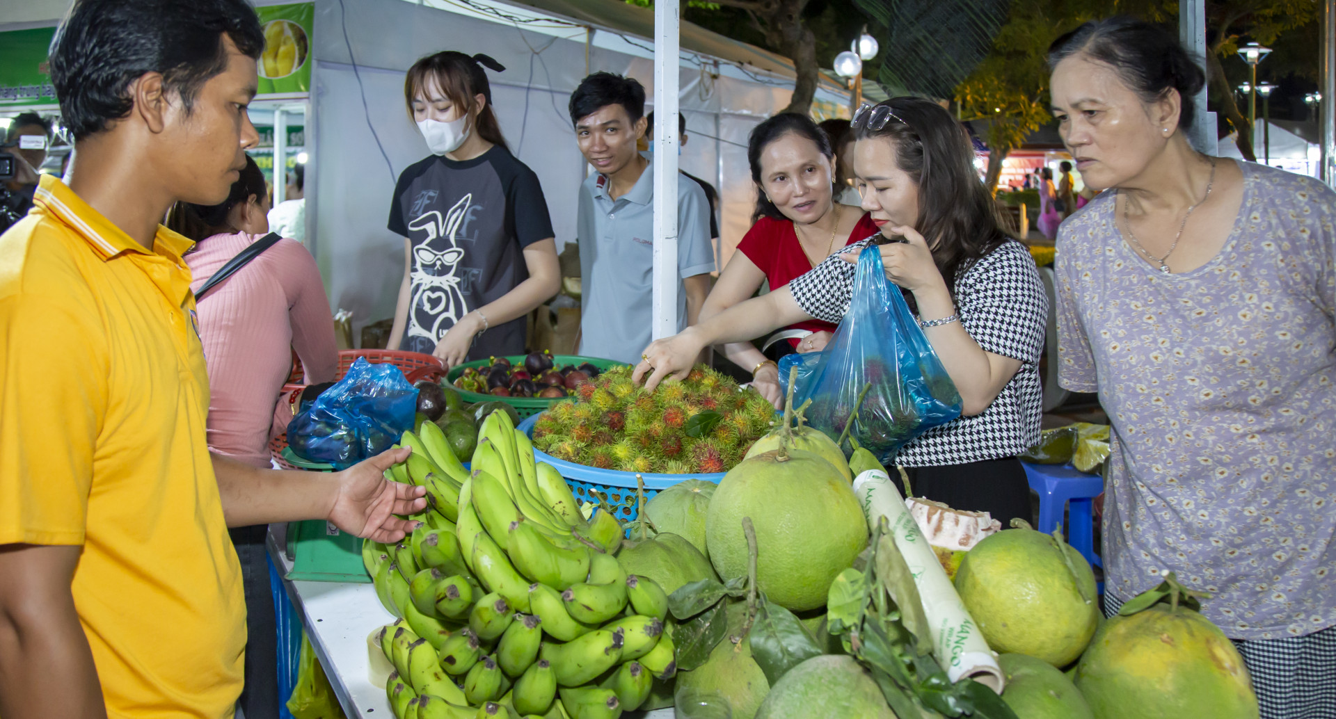 Người dân tham quan, mua sắm tại Phiên chợ.