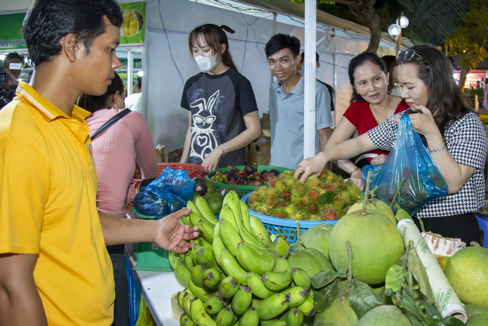 Nông dân người dân tộc thiểu số đến từ Khánh Vĩnh bán hàng tại Phiên chợ nông sản và sản phẩm OCOP 2024.
