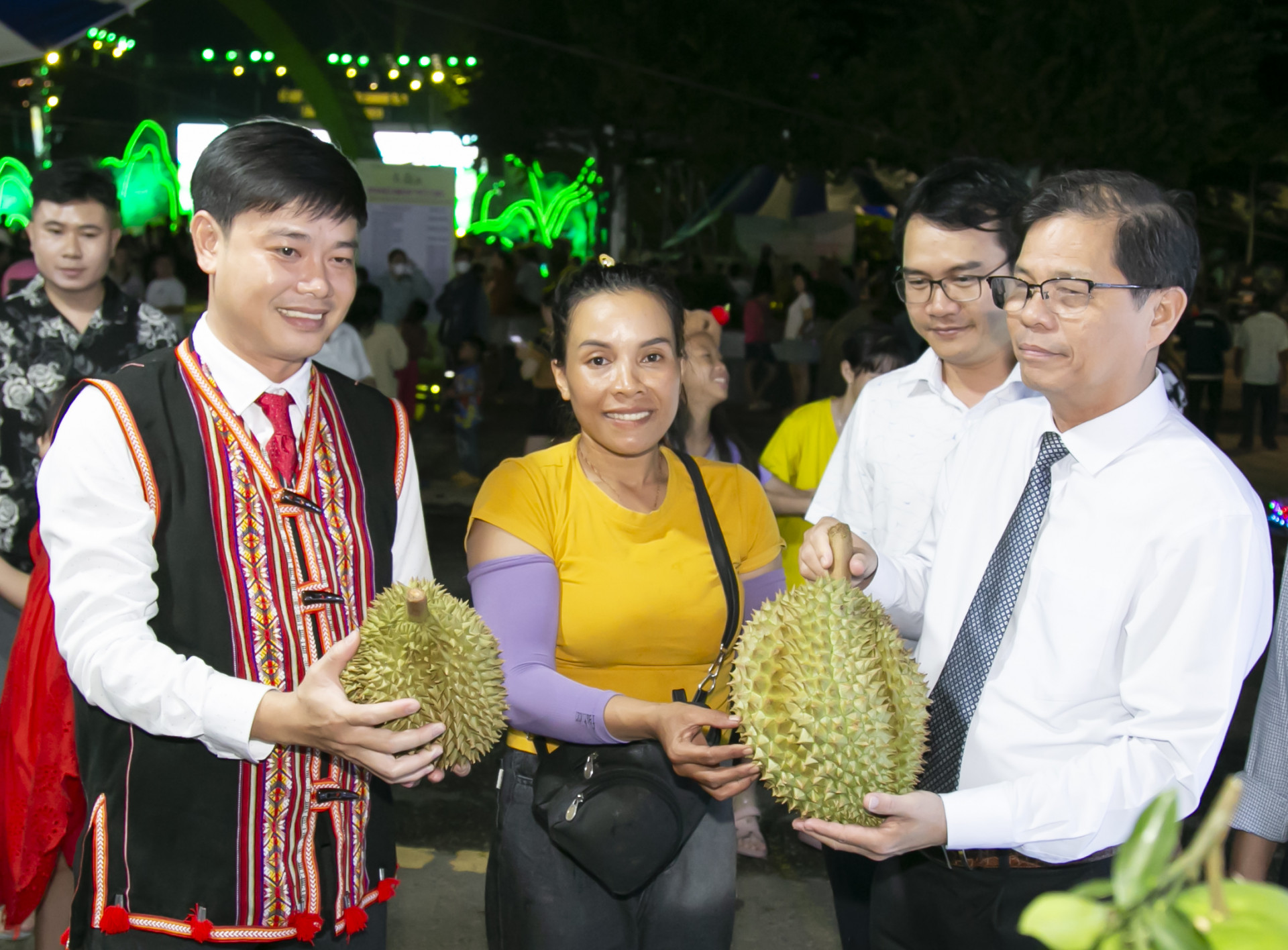 Chủ tịch UBND tỉnh Nguyễn Tấn Tuân và Bí thư Huyện ủy Khánh Sơn Bùi Hoài Nam tham quan một gian hàng bán sầu riêng Khánh Sơn tại lễ hội