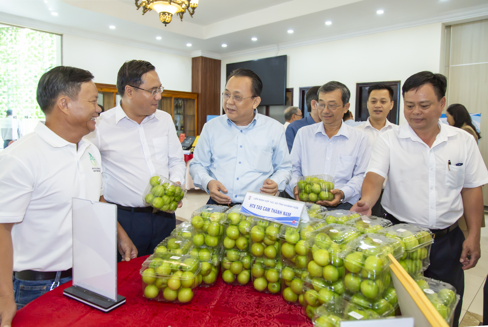 Các đại biểu trao đổi với nông dân trồng táo Cam Thành Nam, Cam Ranh.