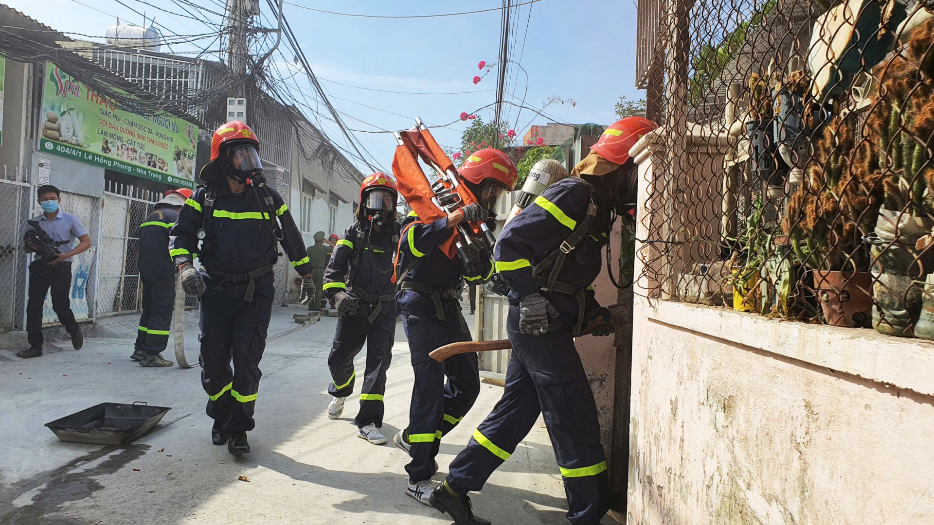 Lực lượng chữa cháy chuyên nghiệp tiếp cận hiện trường