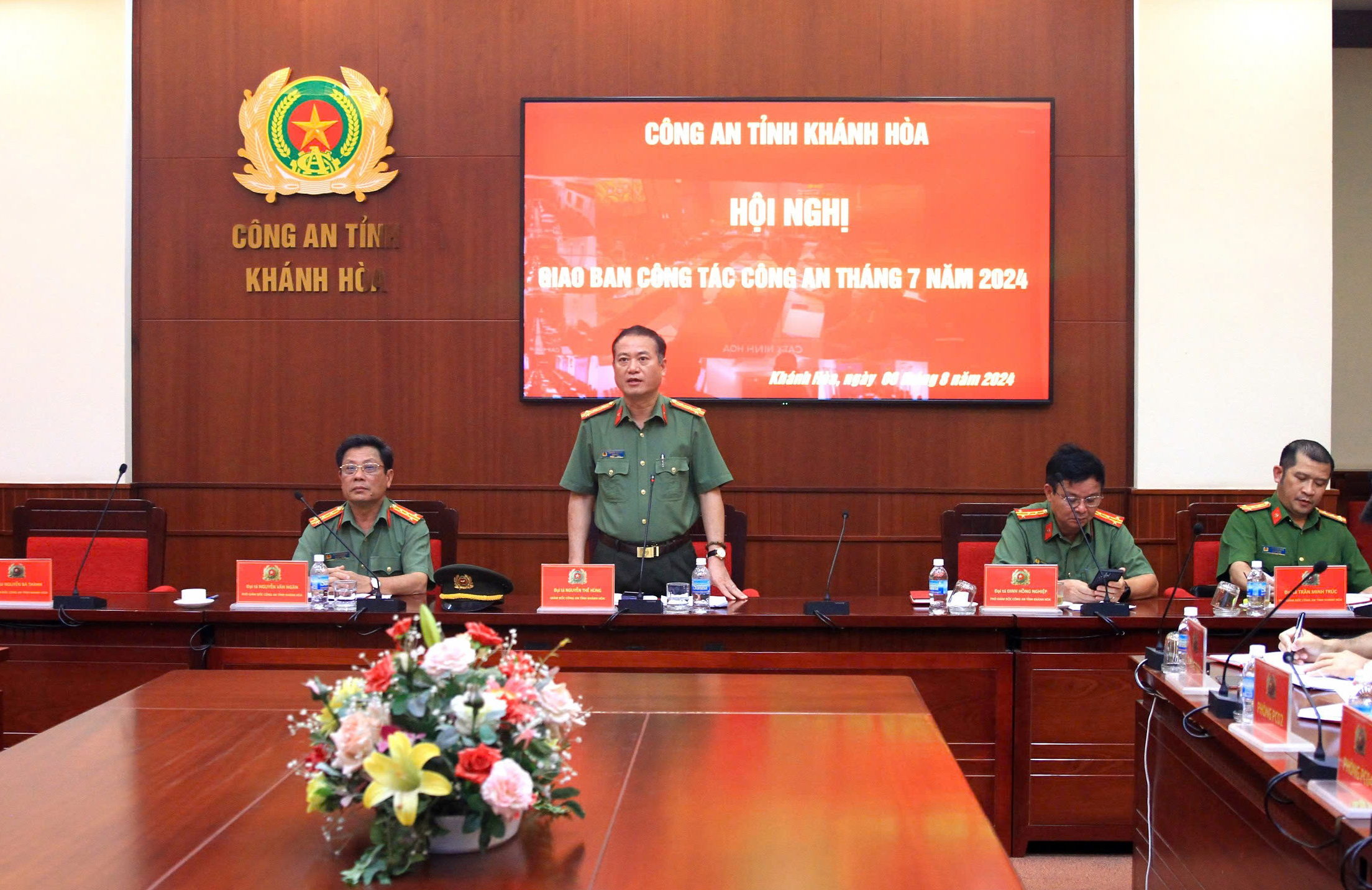 Đại tá Nguyễn Thế Hùng chủ trì buổi giao ban công tác tháng 7 của Công an tỉnh.
