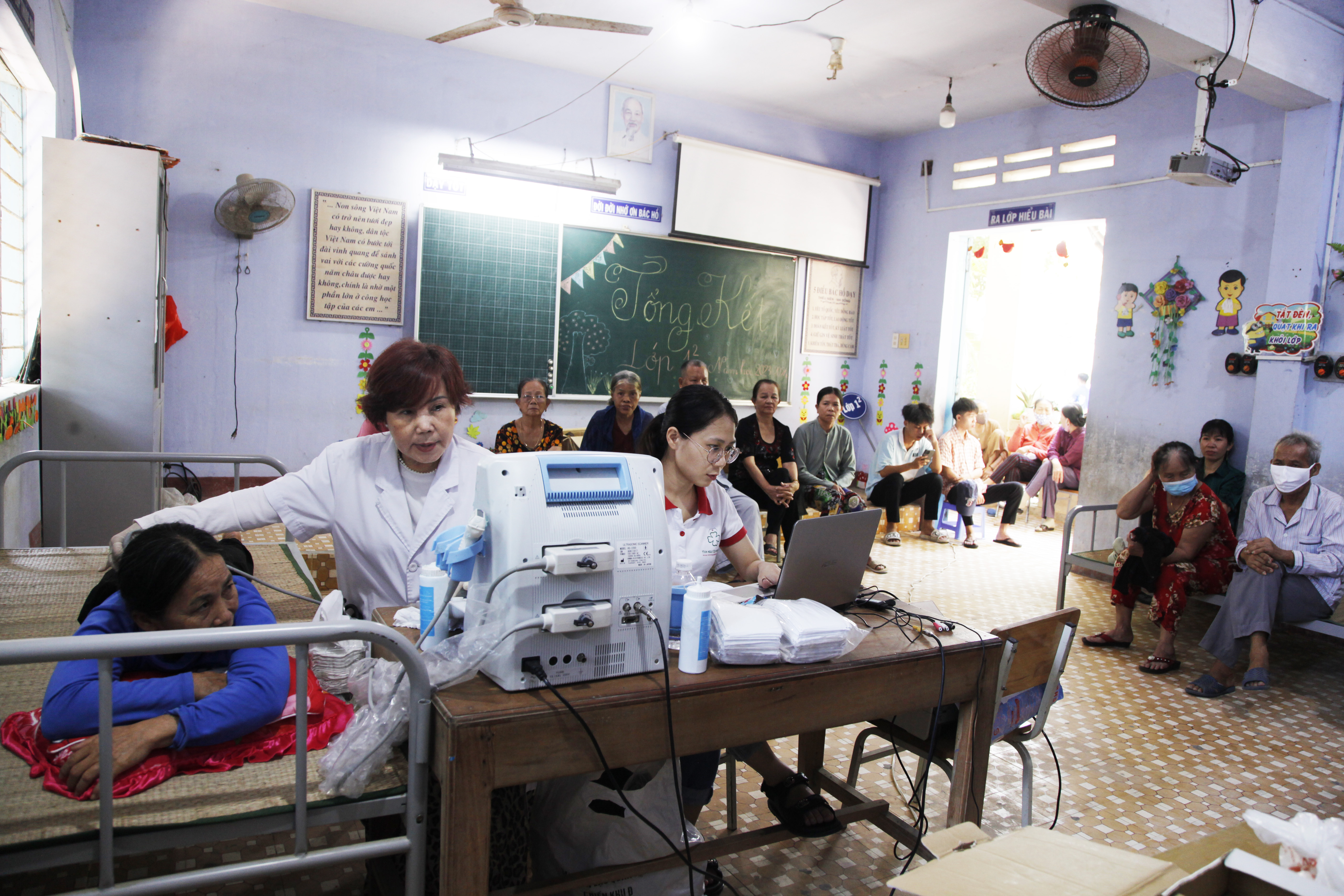 Lữ đoàn 162: Phối hợp khám bệnh, phát thuốc miễn phí cho gần 1.000 người dân xã Cam Thành Nam