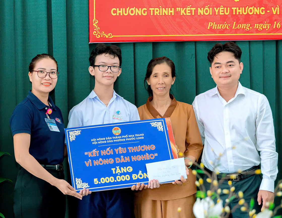 Hội Nông dân phường và mạnh thường quân trao quà tặng gia đình bà Trần Thị Ngọc.