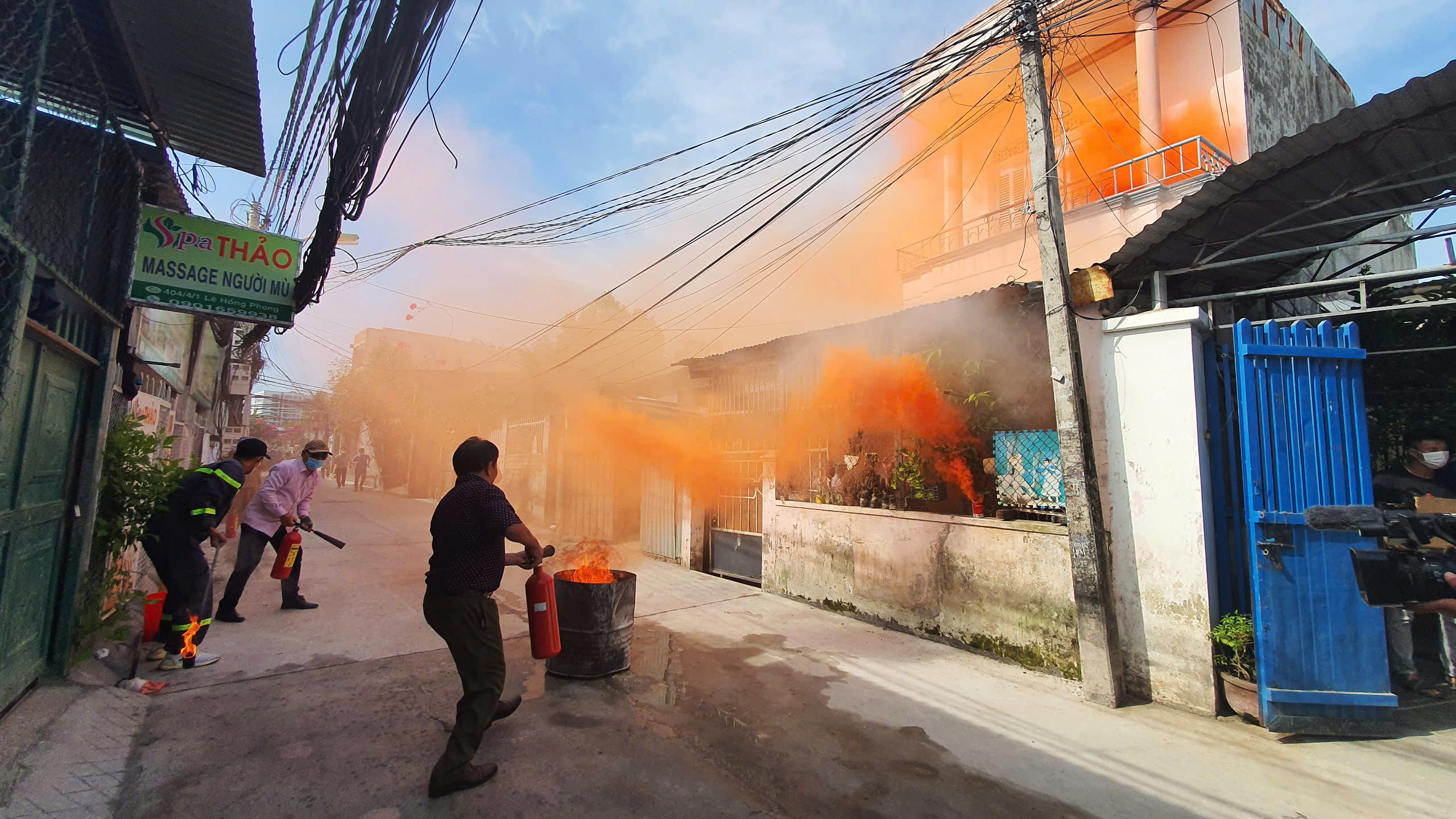 Gần 100 người tham gia diễn tập chữa cháy trong hẻm đông dân cư