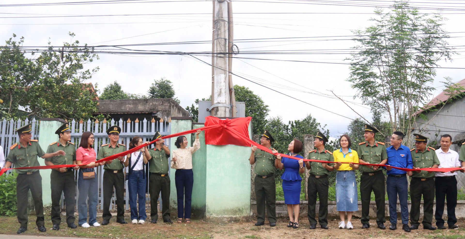 Đại tá Đinh Hồng Nghiệp - Phó Giám đốc Công an tỉnh, Thủ trưởng Cơ quan An ninh điều tra Công an tỉnh cùng các đơn vị tài trợ kéo băng khánh thành công trình Thắp sáng đường quê tại xã Khánh Trung, huyện Khánh Vĩnh