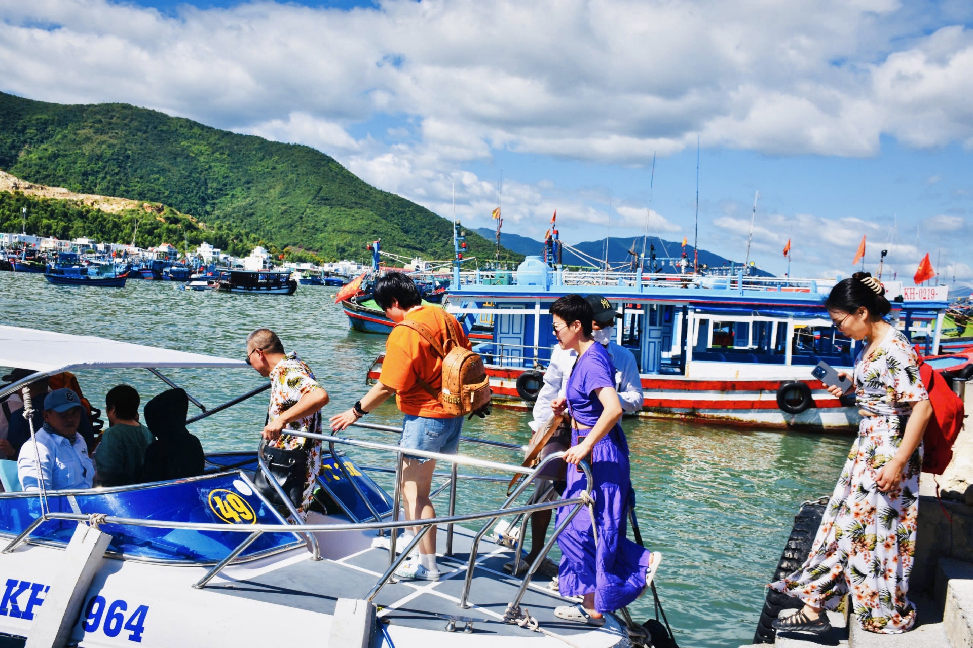 Khách xuống tàu tham quan vịnh Nha Trang sáng 31-8