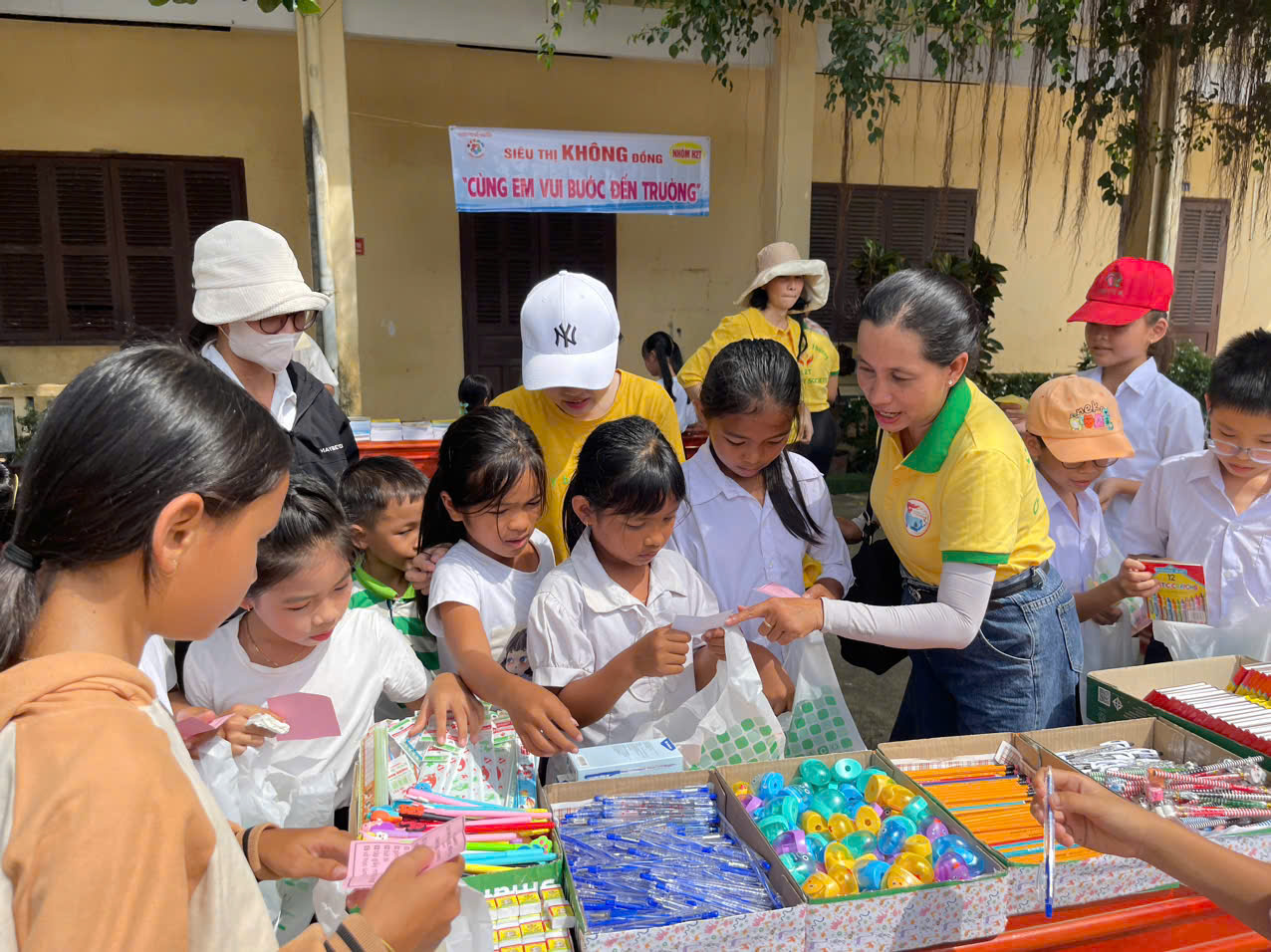 Nhóm STEAM Nha Trang: Tổ chức giao lưu cho học sinh có hoàn cảnh khó khăn tại huyện Khánh Vĩnh