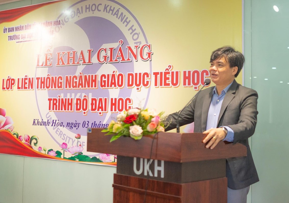 Tiến sĩ Phan Phiến - Hiệu trưởng Trường Đại học Khánh Hòa phát biểu tại lễ khai giảng. 