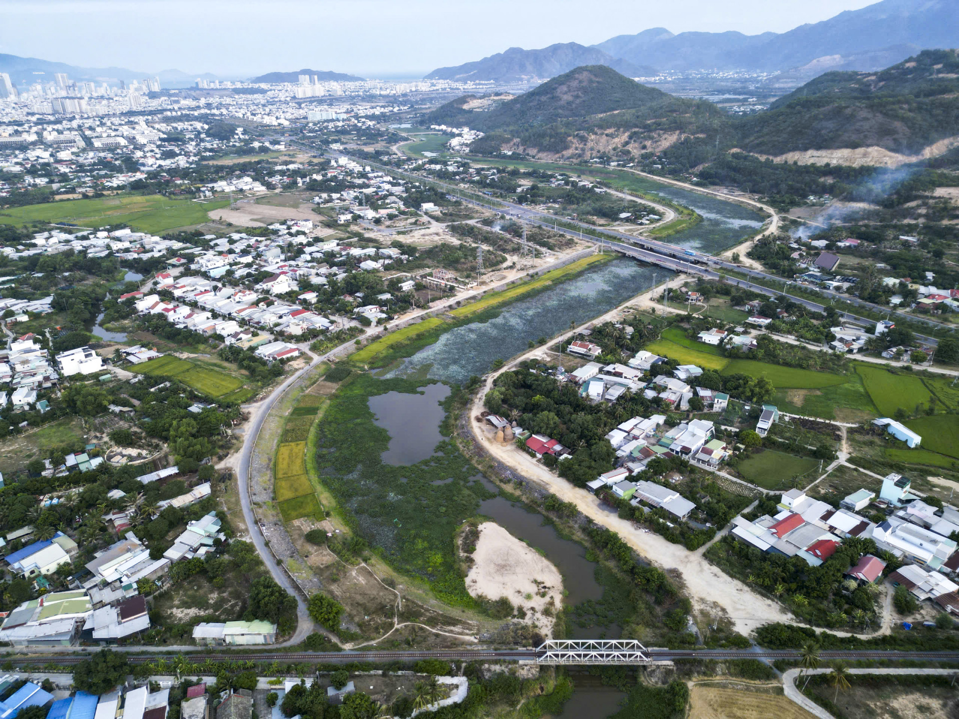Phó Bí thư Thường trực Tỉnh ủy Nguyễn Khắc Toàn chỉ đạo: Tìm giải pháp căn cơ để khơi thông dòng chảy các dòng sông ở Nha Trang