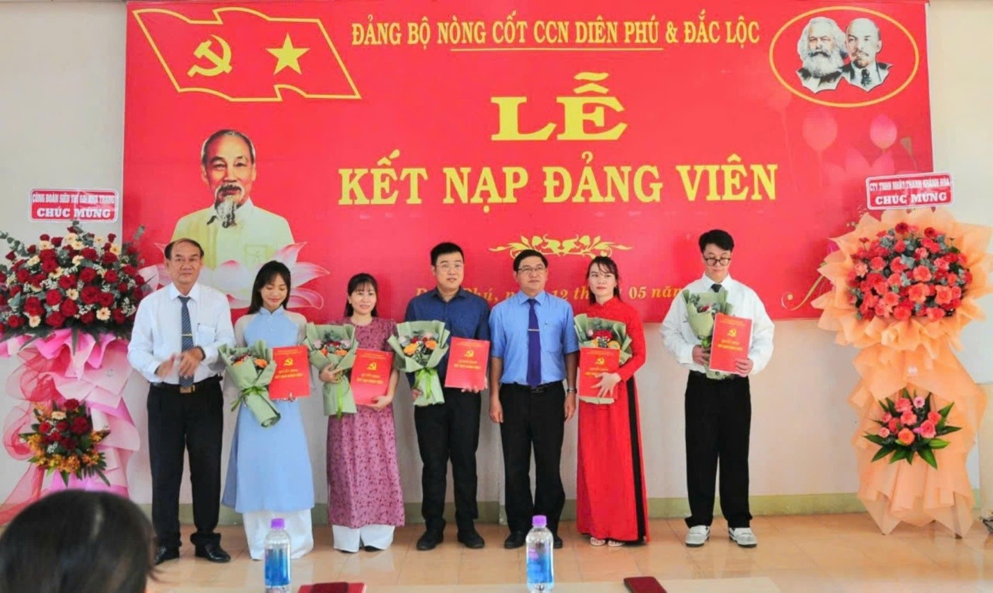 Lễ  kết nạp đảng viên mới tại Đảng bộ Nòng cốt Cụm Công nghiệp Diên Phú - Đắc Lộc.