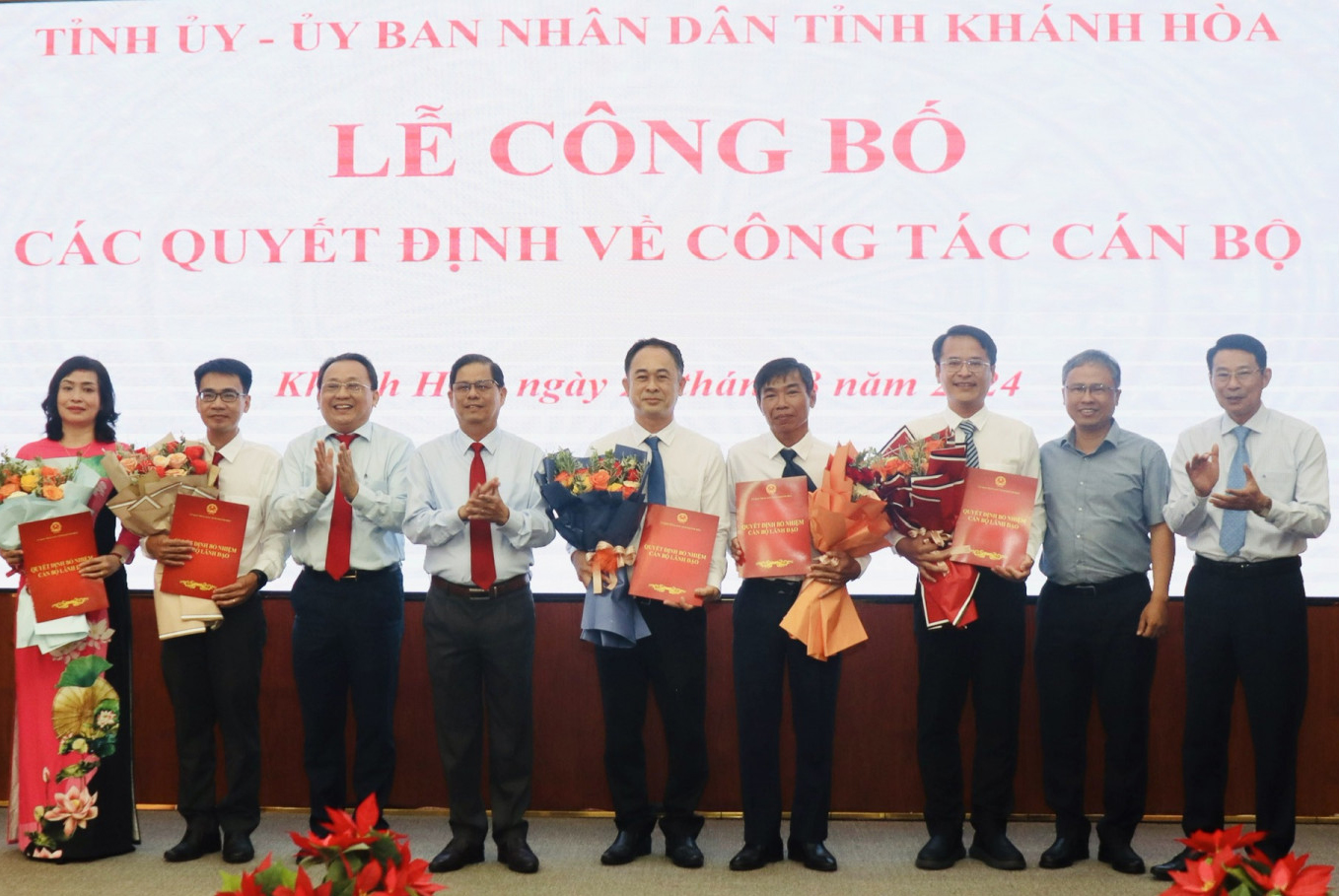 Tỉnh ủy và UBND tỉnh Khánh Hòa trao quyết định về công tác cán bộ