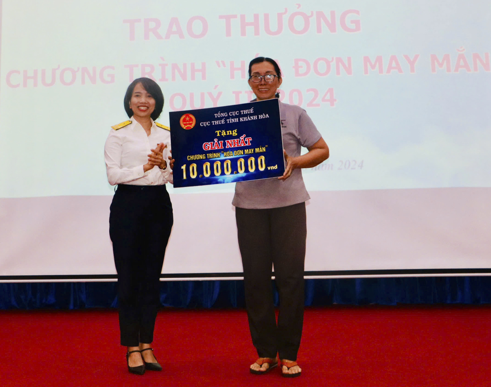 Cục Thuế tỉnh Khánh Hòa:: Trao thưởng hóa đơn may mắn quý II cho 29 cá nhân, hộ kinh doanh