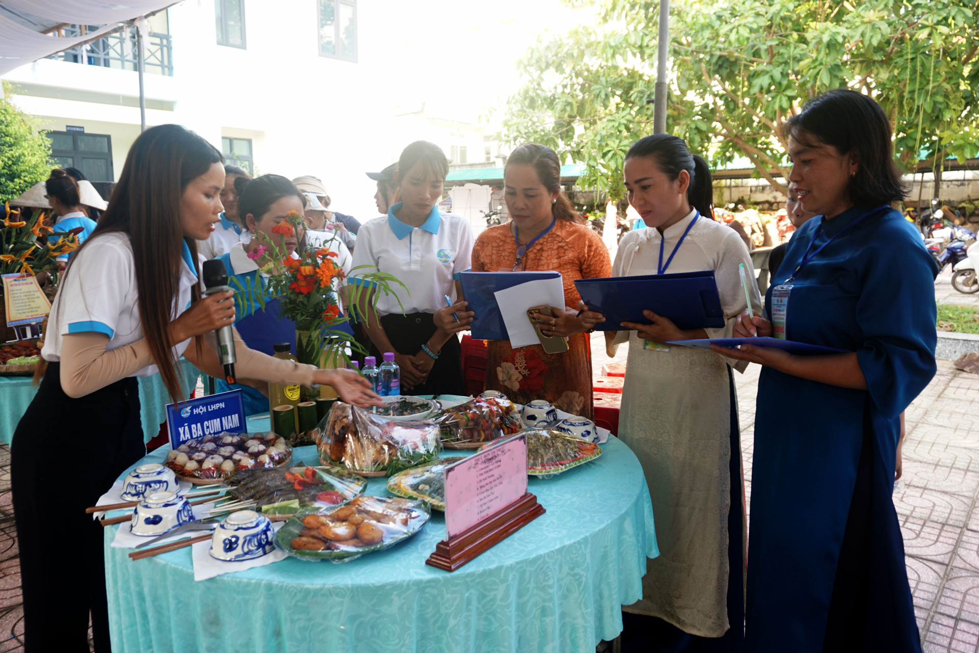 Ban giám khảo chấm thi