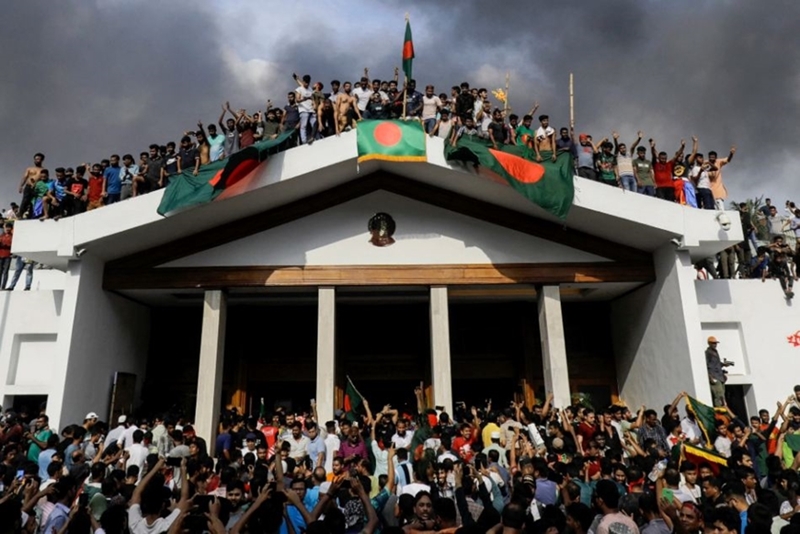 Người biểu tình xông vào Phủ thủ tướng ở thủ đô Dhaka, Bangladesh ngày 5/8. Ảnh: AFP