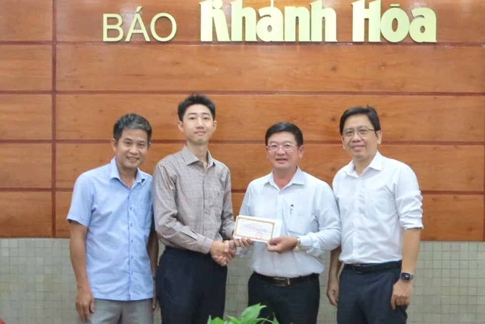 Báo Khánh Hòa tiếp nhận 100 triệu đồng hỗ trợ cho hoạt động thiện nguyện từ mạnh thường quân