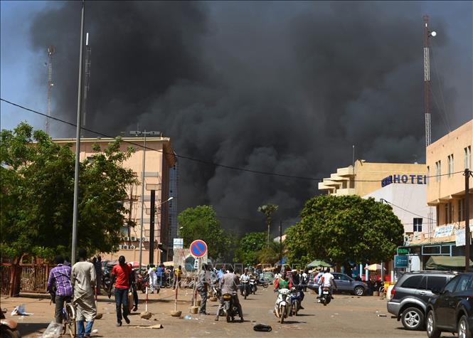 Khói bốc lên sau một vụ tấn công tại Ouagadougou, Burkina Faso. Ảnh tư liệu: AFP/TTXVN

