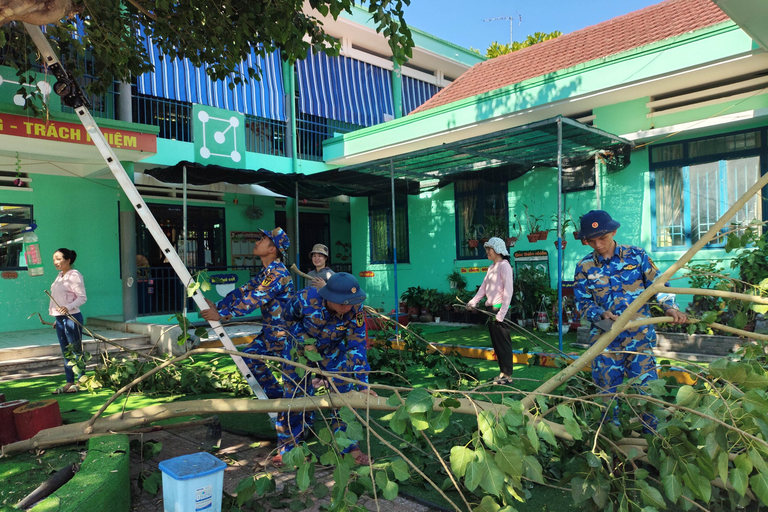 Lữ đoàn 101 dọn vệ sinh, củng cố cảnh quan Trường Mầm non Hướng Dương