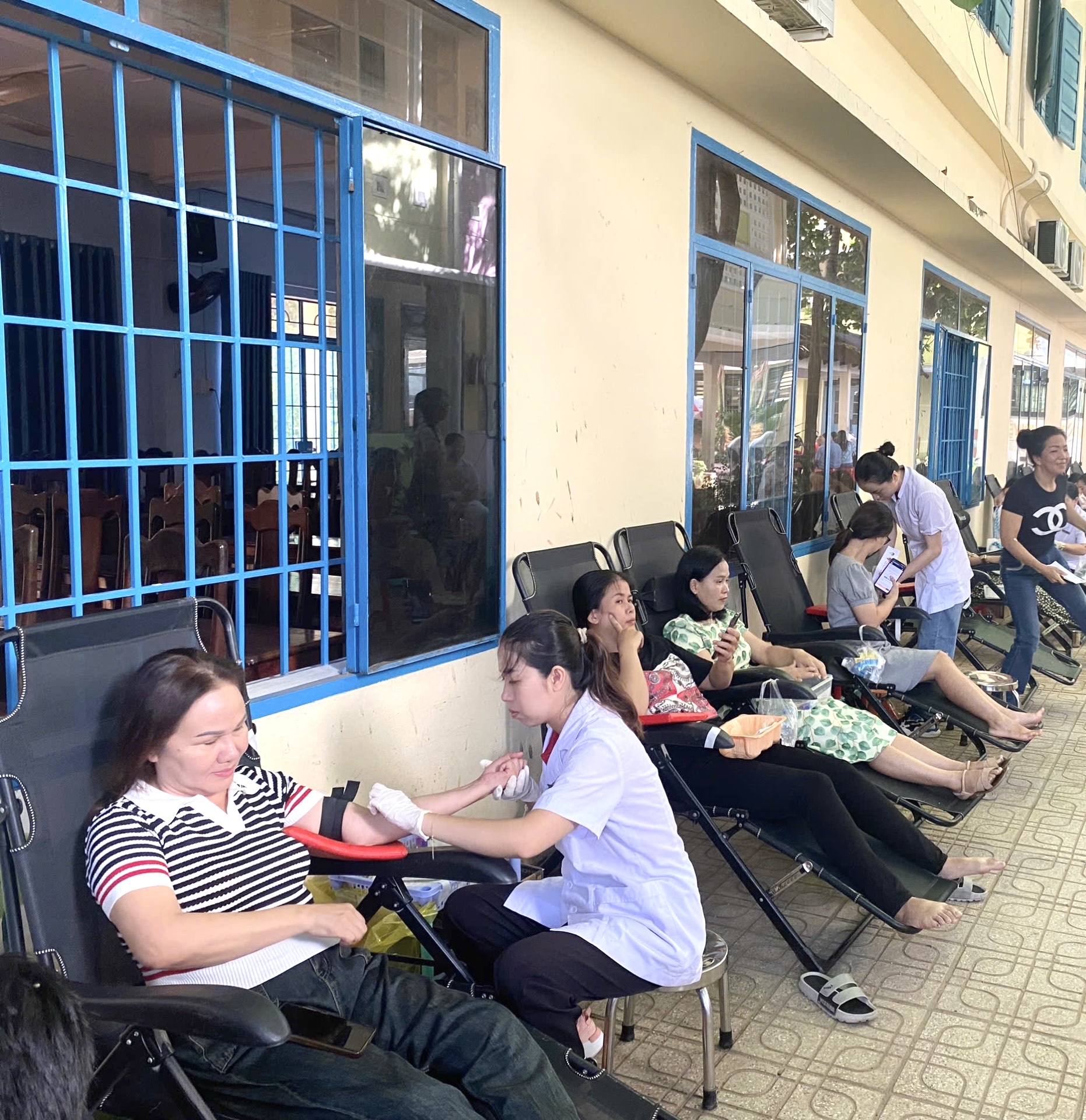 Hơn 300 đoàn viên công đoàn ngành Giáo dục Nha Trang tham gia hiến máu tình nguyện