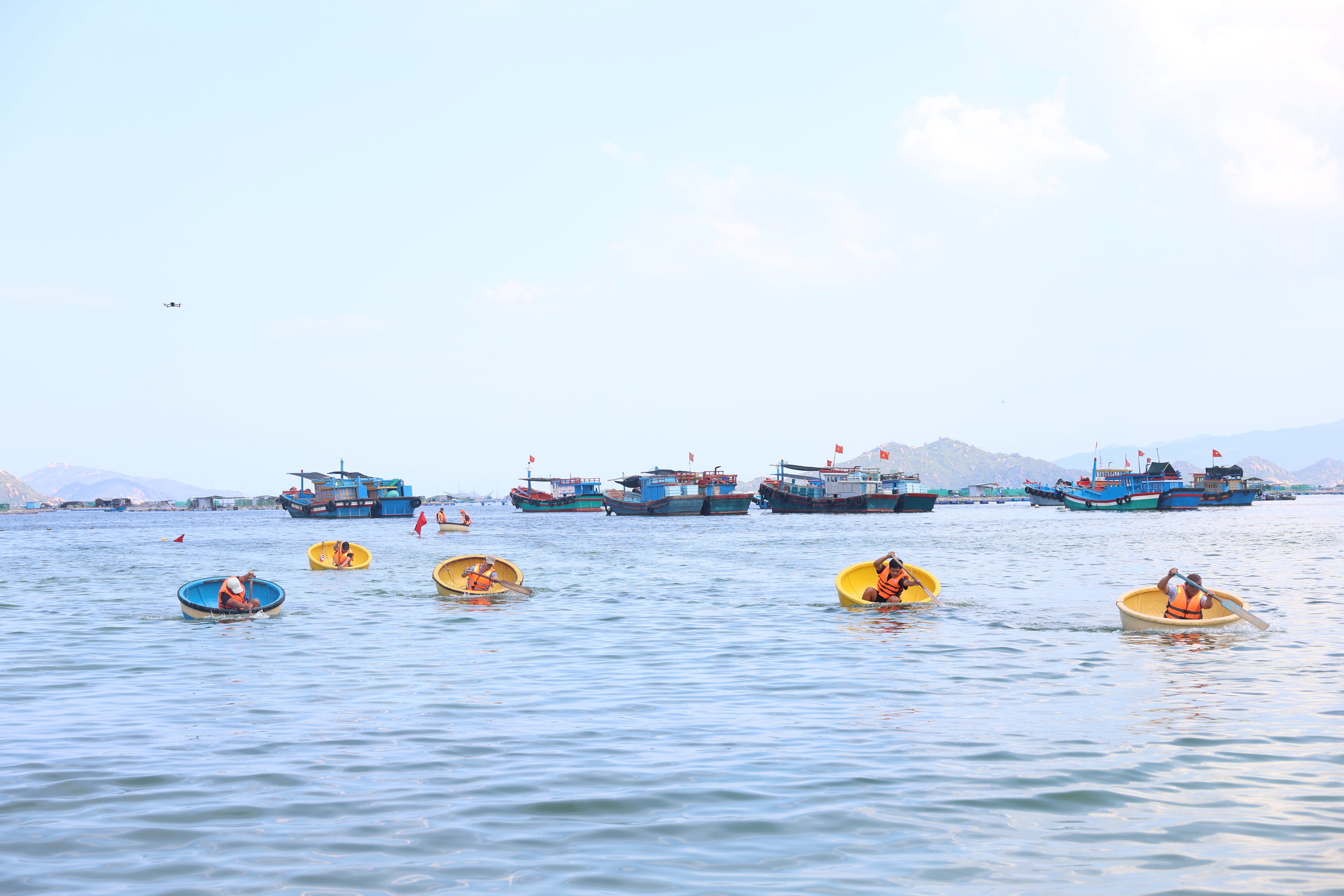 Cam Ranh: 117 vận động viên tham gia Giải đua thuyền chèo và bơi, lắc thúng chai