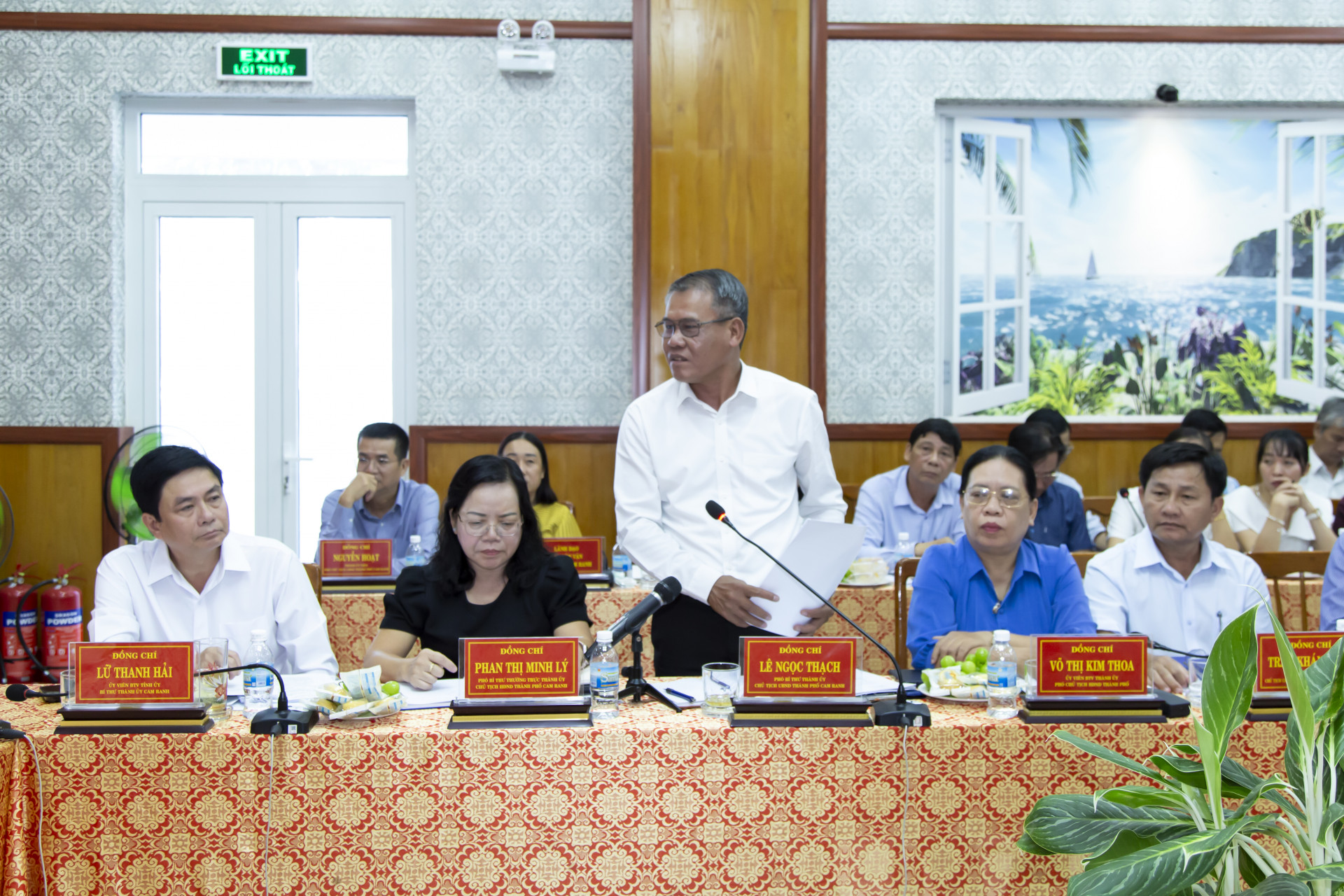 Ông Lê Ngọc Thạch - Chủ tịch UBND TP. Cam Ranh thay mặt Ban Thường vụ Thành ủy Cam Ranh báo cáo kết quả thực hiện nhiệm vụ chính trị của địa phương