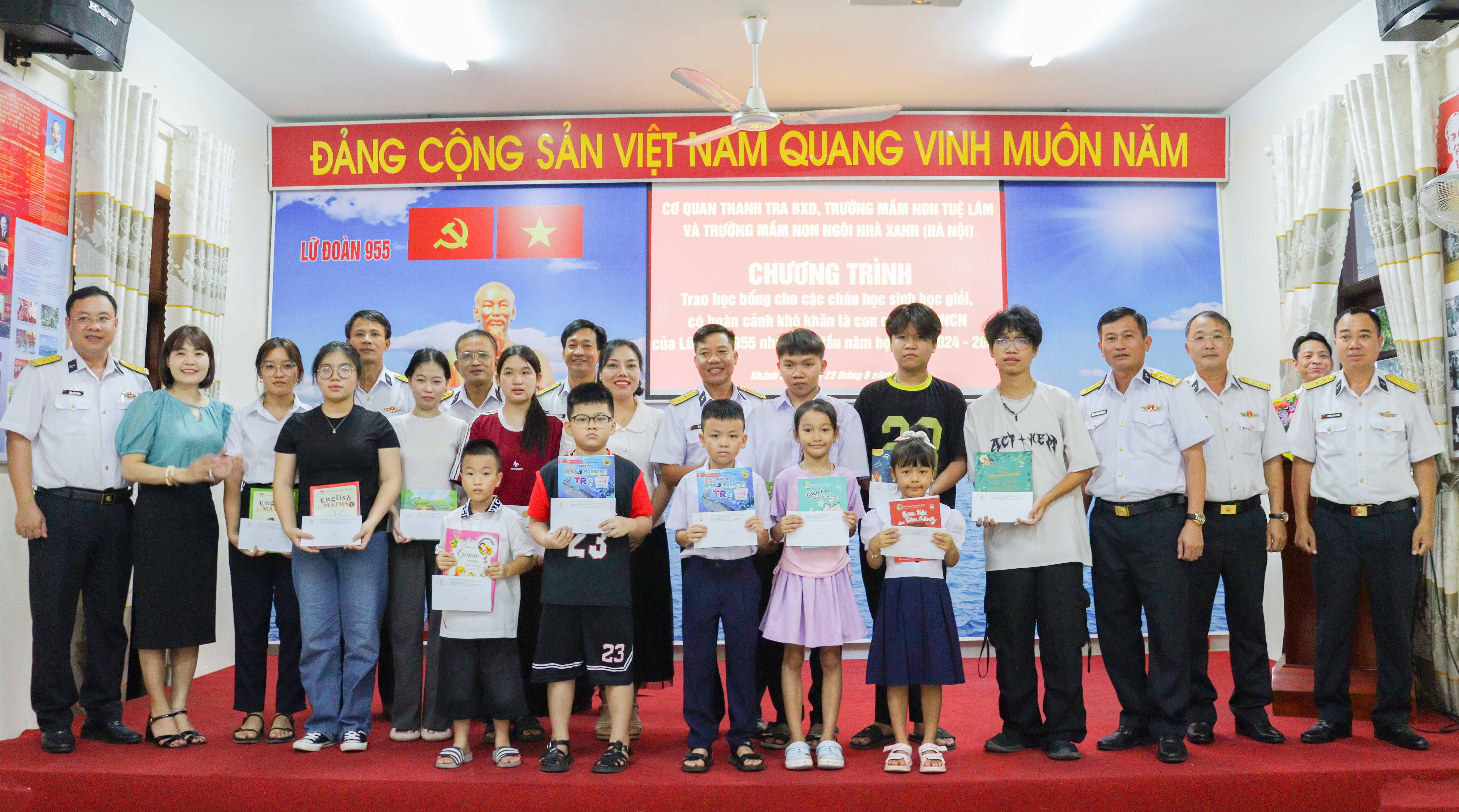 Trao 20 suất học bổng cho con sĩ quan, quân nhân chuyên nghiệp Lữ đoàn 955