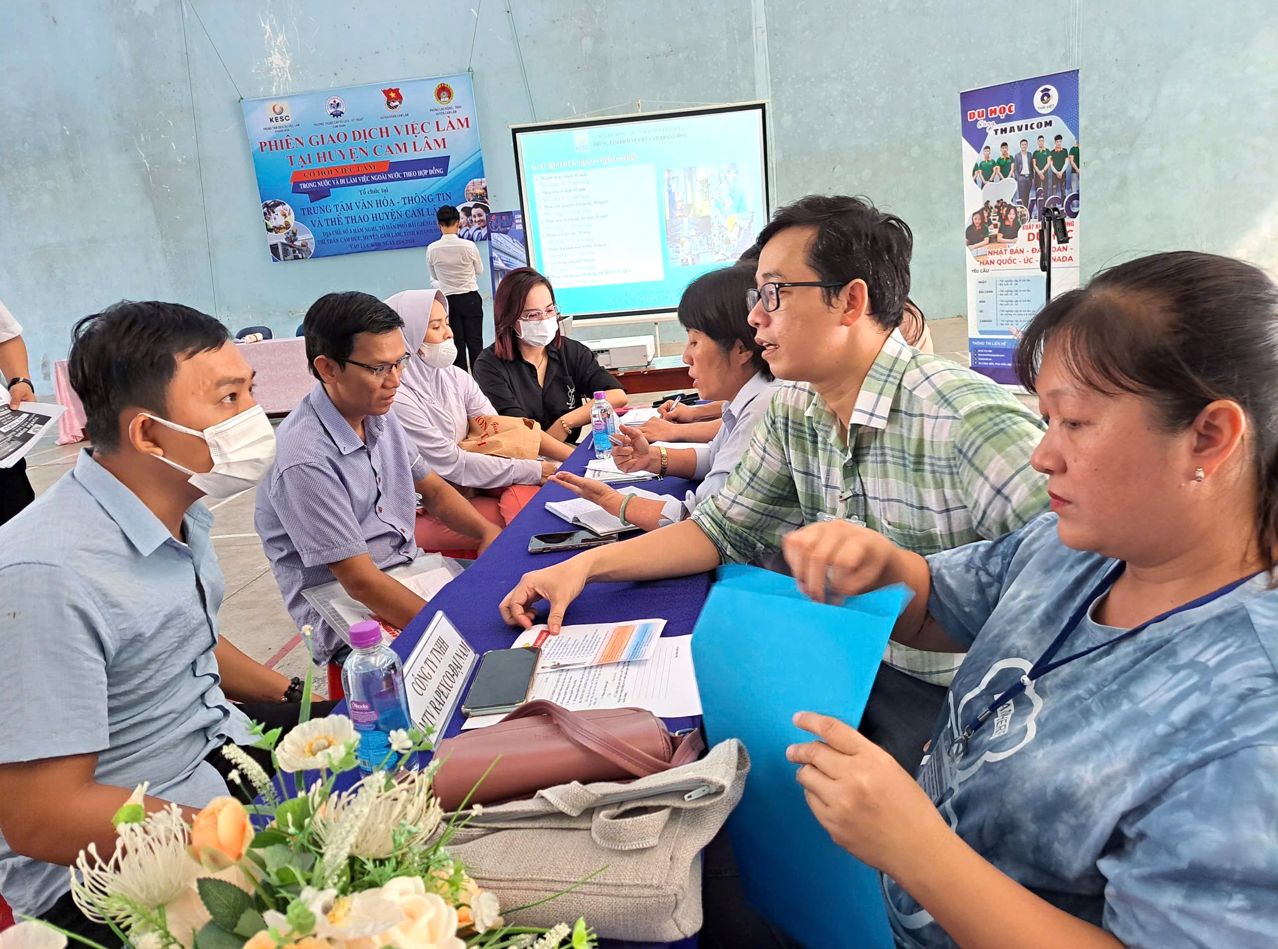 126 lao động tham gia tìm kiếm việc làm