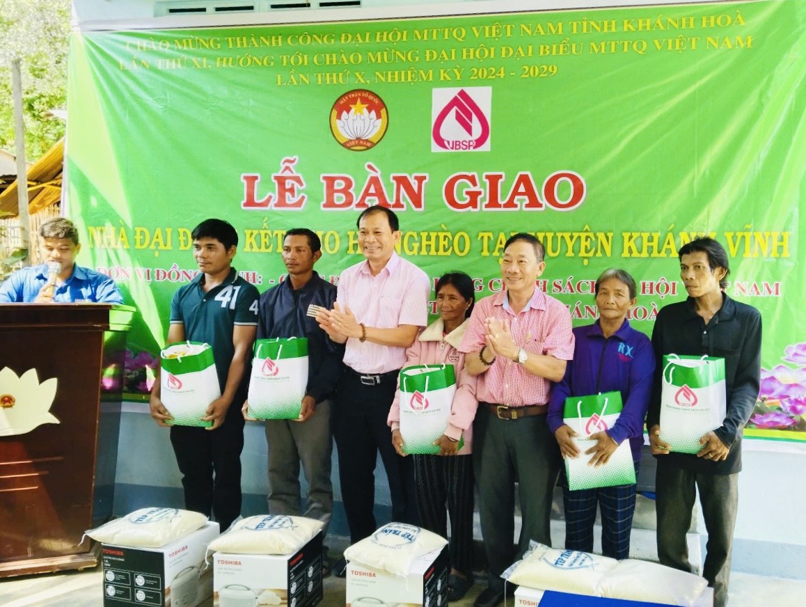 Đại diện các đơn vị trao quà cho các gia đình