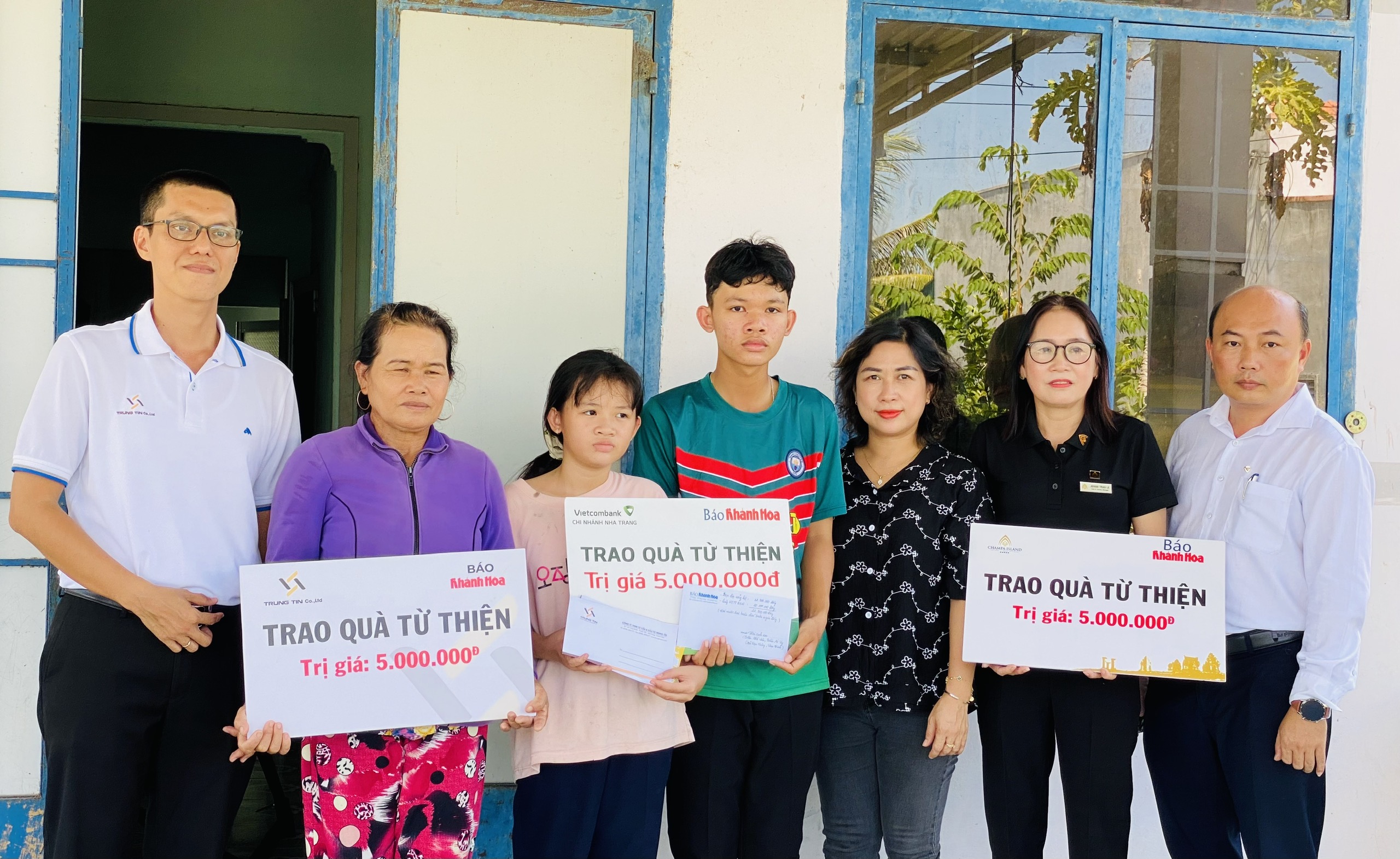 Đại diện các đơn vị trao tiền ủng hộ cho 2 anh em mồ côi Trần Thế Văn và Trần Ái Vy