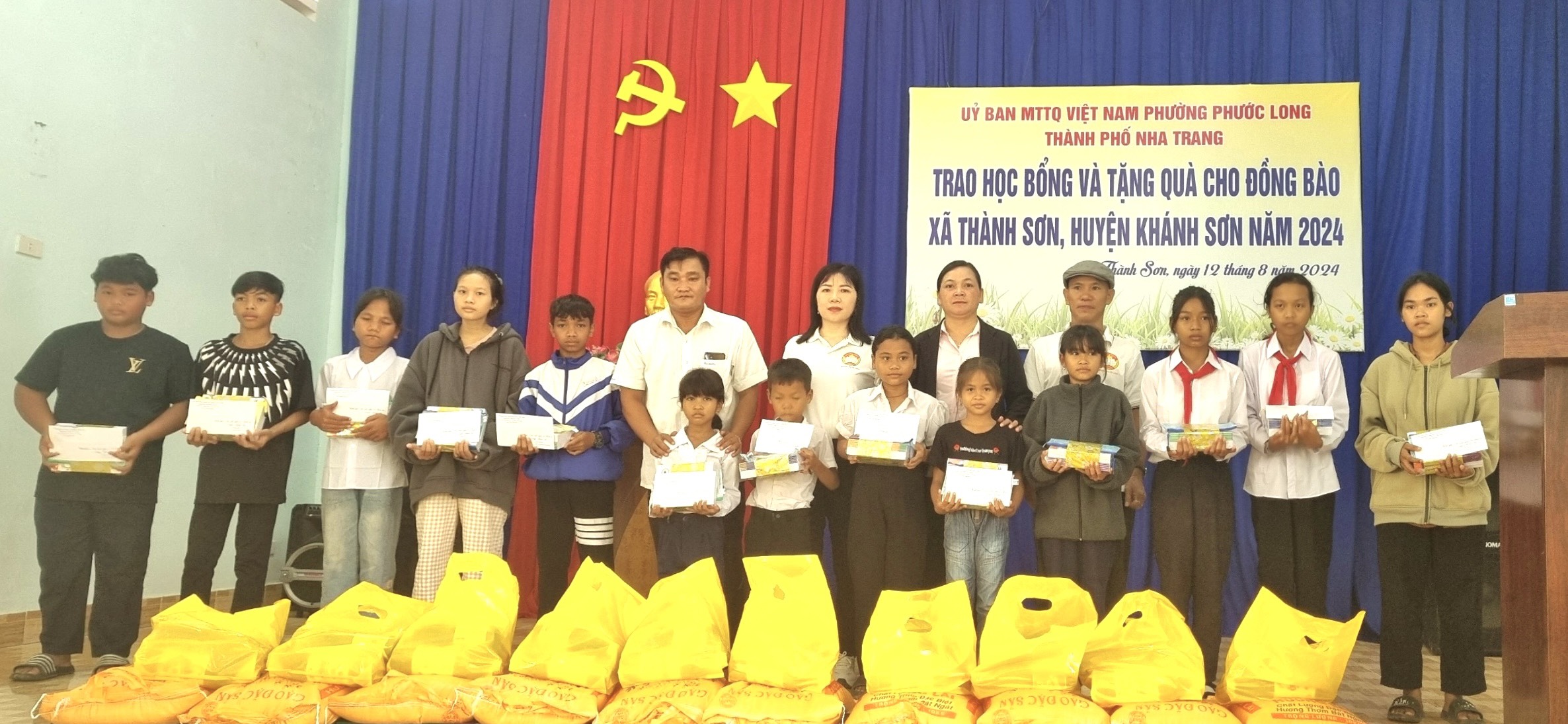 Mặt trận phường Phước Long thăm, tặng quà người dân xã Thành Sơn