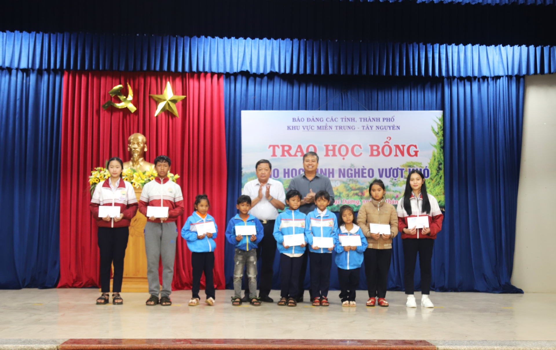 Đại diện lãnh đạo các cơ quan báo Đảng khu vực miền Trung - Tây Nguyên trao học bổng cho các em học sinh nghèo vượt khó huyện Lạc Dương.