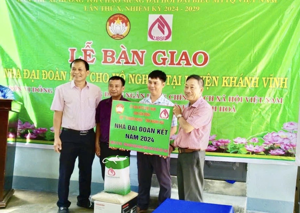 Bàn giao 20 nhà Đại đoàn kết cho hộ nghèo huyện Khánh Vĩnh