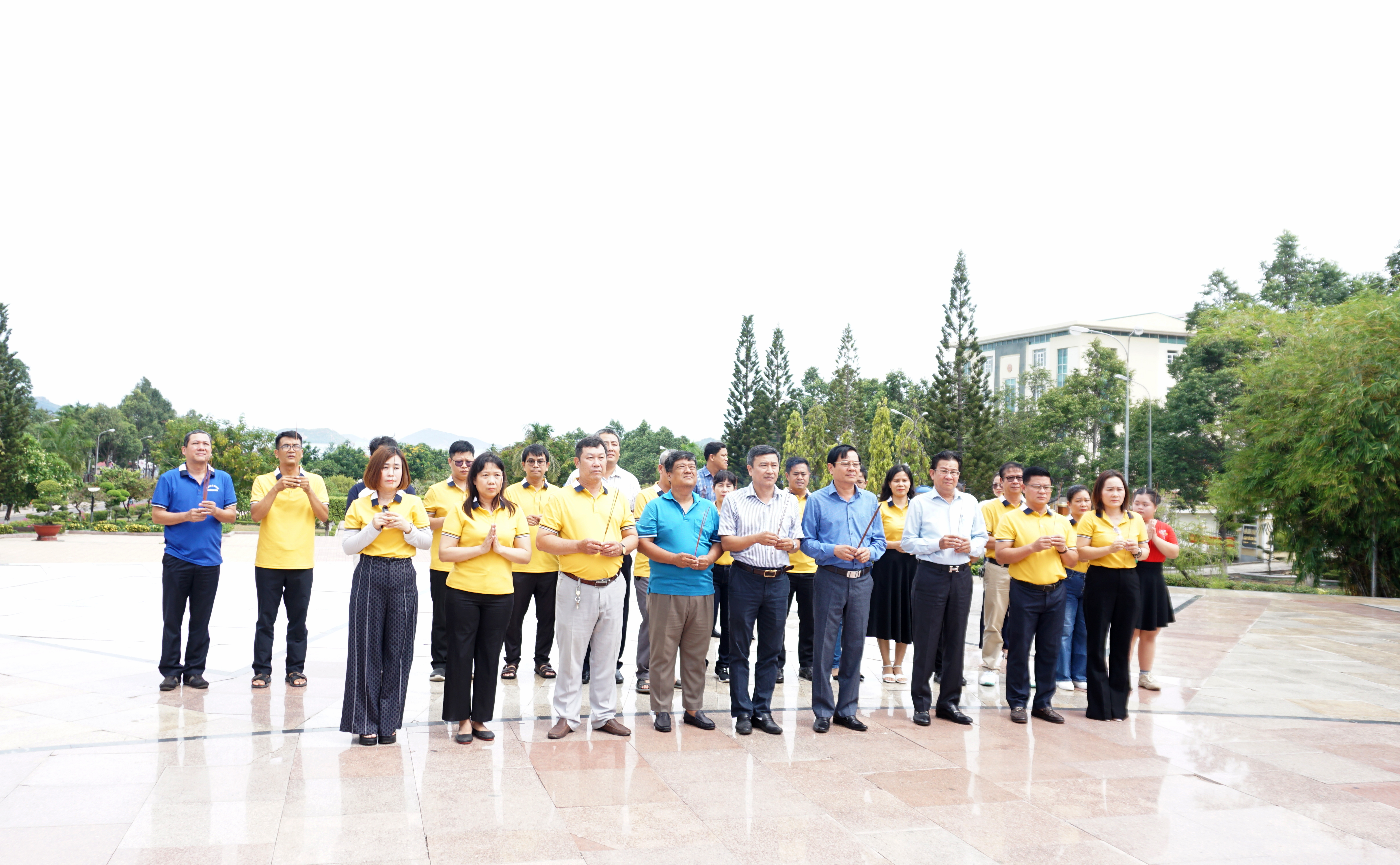 Thường trực HĐND tỉnh dâng hương tại tượng đài Bác Hồ