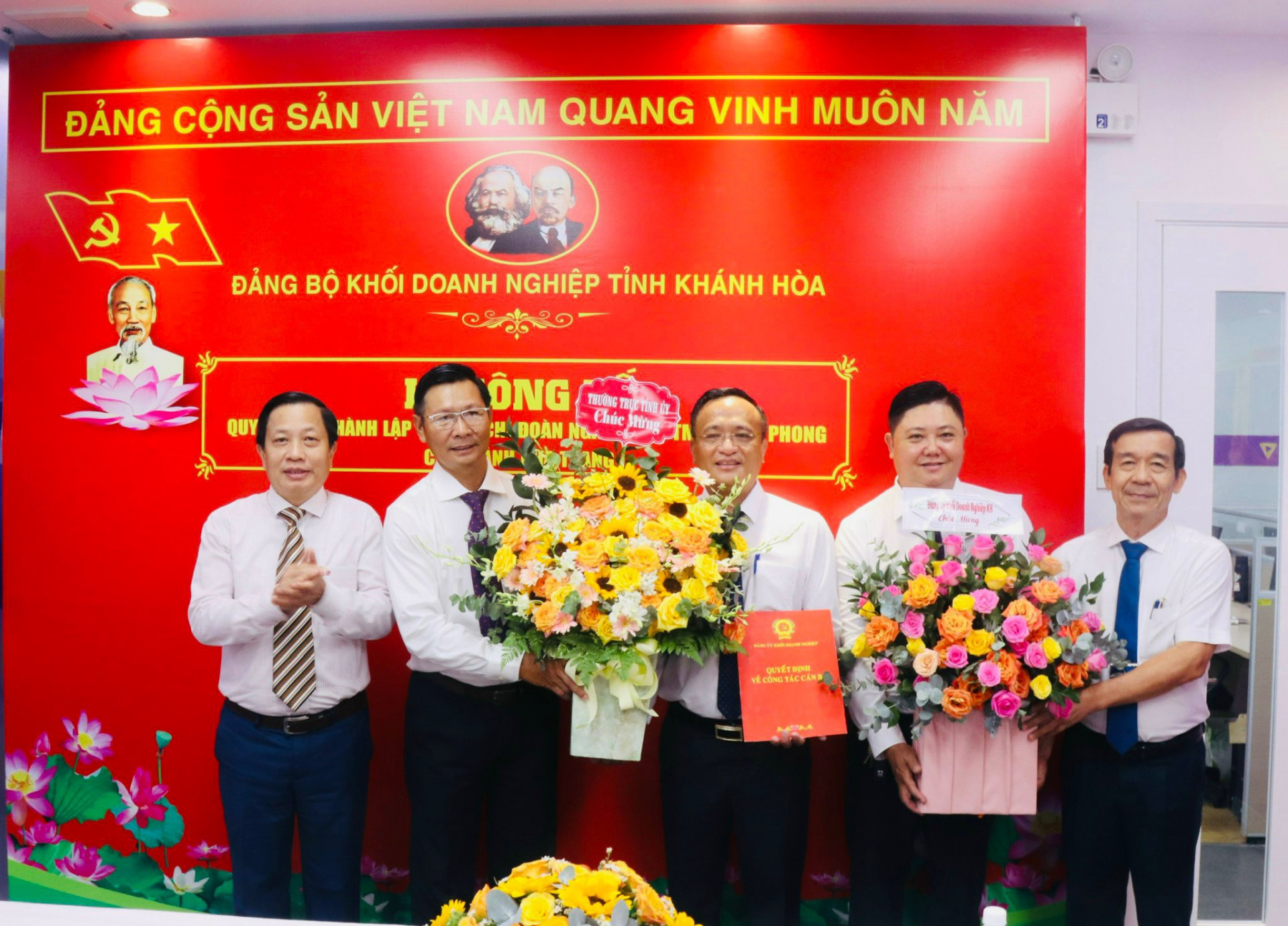 <p style="text-align: center;">Phó Bí thư Tỉnh ủy Hà Quốc Trị trao quyết định thành lập Chi bộ Ngân hàng Thương mại Cổ phần Tiên Phong Chi nhánh Nha Trang.</p><p dir="ltr" style="text-align: justify;">Theo báo cáo của Ban Tổ chức Tỉnh ủy, 7 tháng năm 2024, toàn tỉnh kết nạp được 1.310 đảng viên, đạt 72,3% so với chỉ tiêu năm 2024, trong đó tỷ lệ kết nạp đảng viên trong độ tuổi thanh niên đạt 57,4%. Nhiều&nbsp;đảng bộ trực thuộc Đảng bộ tỉnh có tỷ lệ kết nạp đảng viên cao; trong đó Đảng bộ Trường Đại học Nha Trang đạt 130% so với chỉ tiêu năm 2024, Đảng bộ huyện Khánh Vĩnh đạt 106,1%, Đảng bộ Công an tỉnh 100%, Đảng bộ thị xã Ninh Hòa 81,2%, Đảng bộ Khối các cơ quan tỉnh 76,7%…</p><p dir="ltr" style="text-align: justify;">Trong công tác phát triển đảng viên, Tỉnh ủy rất quan tâm đến việc phát triển đảng trong đơn vị kinh tế tư nhân. Để làm tốt công tác phát triển đảng trong đơn vị kinh tế tư nhân, Ban Thường vụ Tỉnh ủy đã chỉ đạo Đảng ủy Khối Doanh nghiệp tỉnh và các cấp ủy địa phương phải đi sâu đi sát với doanh nghiệp, nắm bắt tình hình hoạt động, tổng hợp kiến nghị, đề xuất của cơ sở báo cáo Tỉnh ủy, HĐND, UBND tỉnh chỉ đạo các cấp, ngành tháo gỡ khó khăn cho doanh nghiệp để tạo sự gắn kết, tăng thêm niềm tin của doanh nghiệp và người lao động về sự lãnh đạo của Đảng. Các tổ chức cơ sở đảng phải đẩy mạnh&nbsp;tuyên truyền về công tác phát triển đảng viên trong doanh nghiệp; chú trọng&nbsp;nâng cao chất lượng công tác tạo nguồn phát triển đảng viên trong lực lượng công nhân, lao động; cải tiến nội dung, hình thức tổ chức hội nghị, tập huấn, các lớp bồi dưỡng lý luận chính trị cho đối tượng đảng, đảng viên mới (tổ chức ngoài giờ hành chính để không ảnh hưởng đến hoạt động sản xuất, kinh doanh của doanh nghiệp). Ông Hà Quốc Trị - Phó Bí&nbsp;thư Tỉnh ủy, Trưởng đoàn Đại biểu Quốc hội tỉnh Khánh Hòa&nbsp;thường xuyên trực tiếp xuống các đơn vị kinh tế tư nhân để dự lễ thành lập chi bộ, kết nạp đảng viên; qua đó động viên, khích lệ các doanh nghiệp tạo điều kiện để phát triển đảng viên cũng như xây dựng các tổ chức đảng trong đơn vị kinh tế tư nhân.</p>