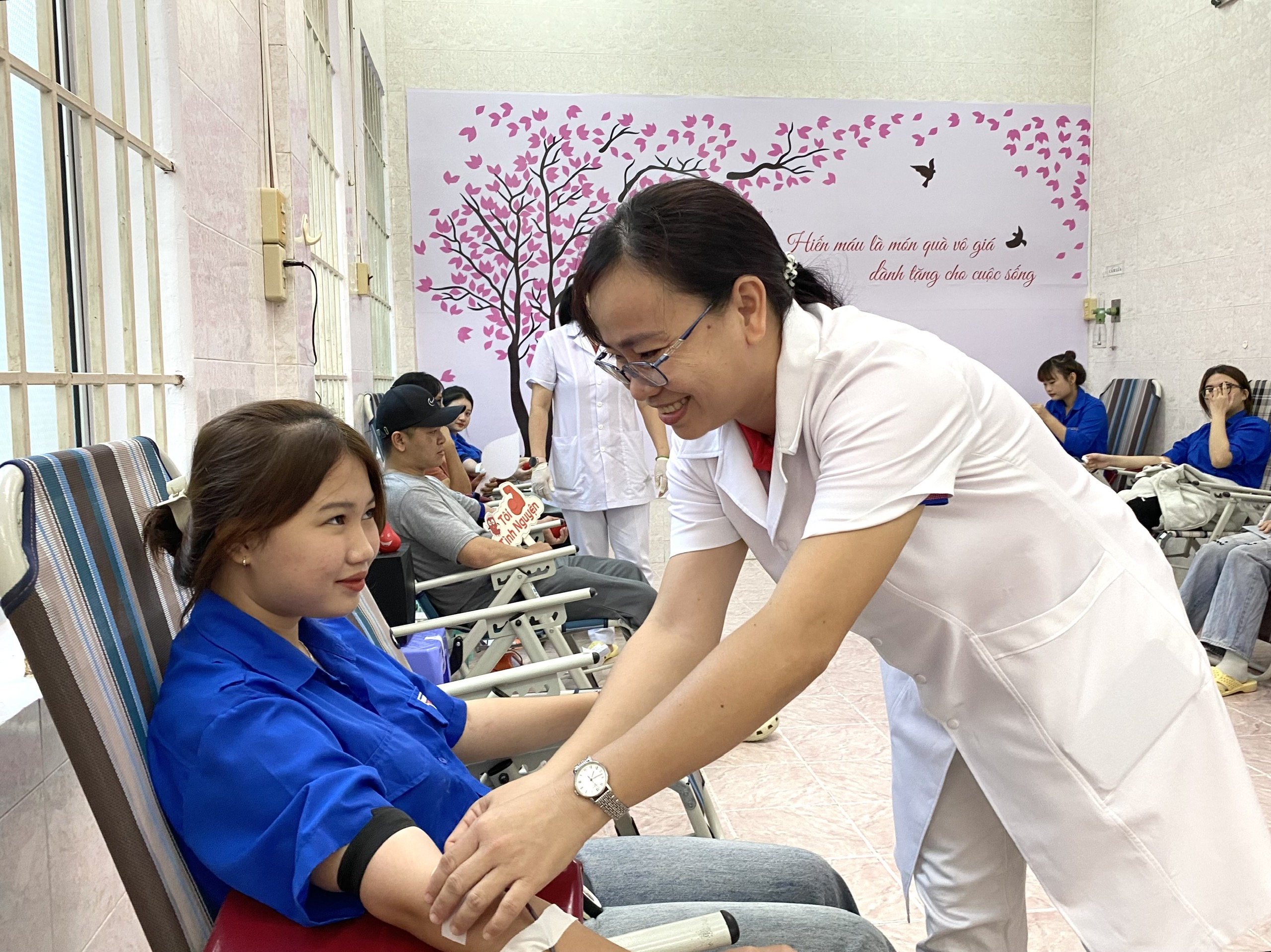 Trung tâm huyết học - Truyền máu tỉnh Khánh Hòa:: Tiếp nhận 70 đơn vị máu hiến tại Điểm tiếp nhận máu tập  trung